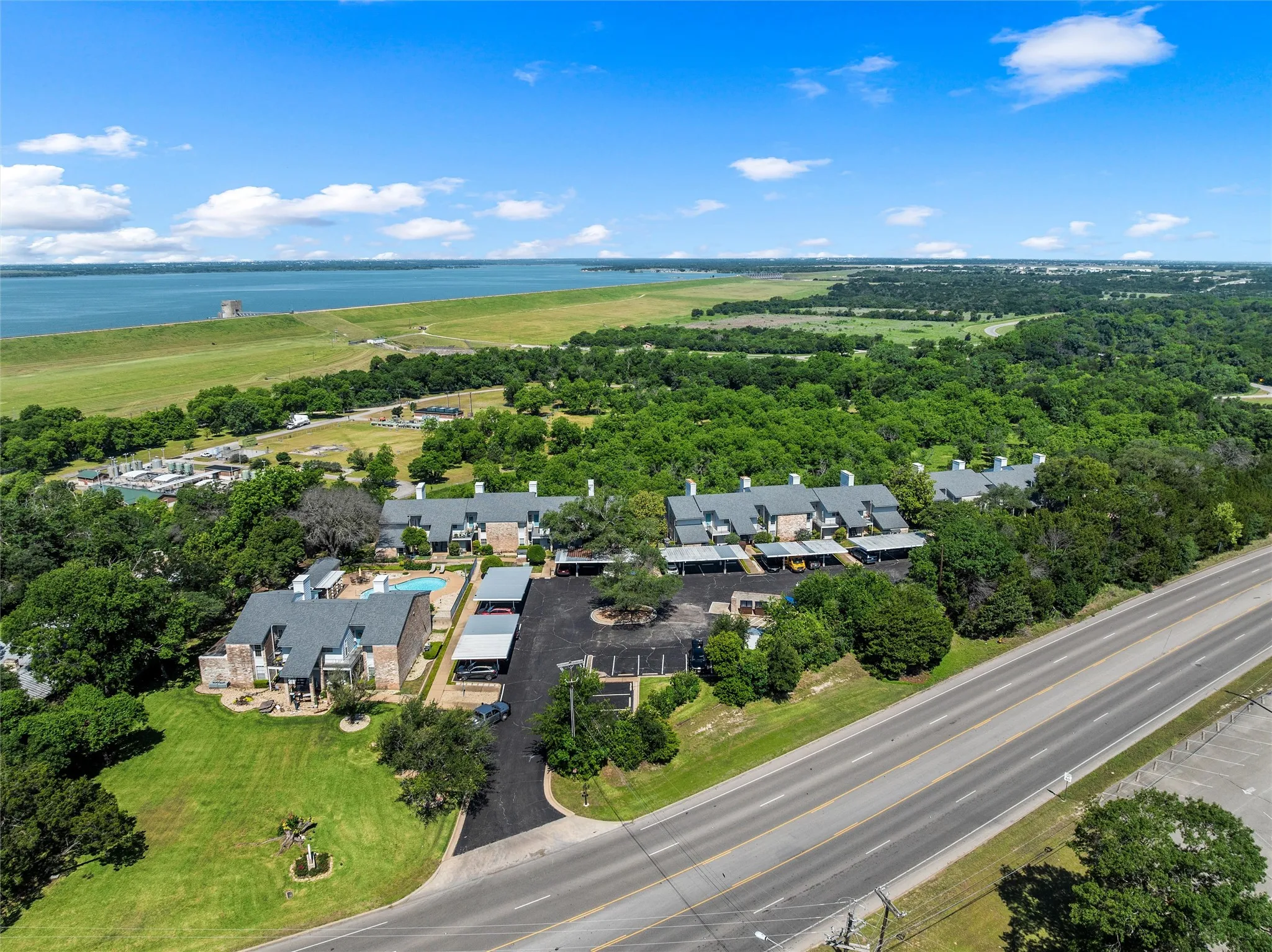 Condominium For Sale in Mc Lennan County , 2901 Lake Shore Drive 405, Waco, Texas 76708, 2 Bedroom, 2 Bathroom, Garage spaces, 1,178 Sqft, built in 1974, mls#21266043, Real Estate Agent in Waco, Homes For Sale in Mc Lennan county, Homes For Sale in Waco, Realtor in Waco Texas, Real Estate Brokerage Independent Realty Texas, Luminita Cordes Realtor
