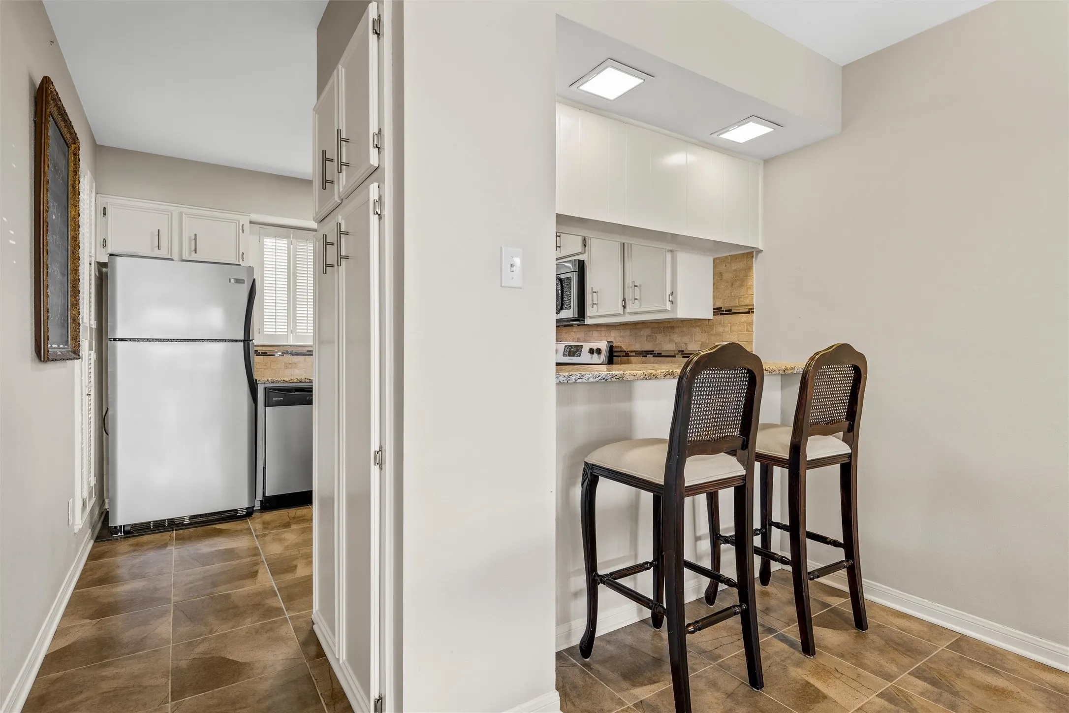 Condominium For Sale in Mc Lennan County , 2901 Lake Shore Drive 405, Waco, Texas 76708, 2 Bedroom, 2 Bathroom, Garage spaces, 1,178 Sqft, built in 1974, mls#21266043, Real Estate Agent in Waco, Homes For Sale in Mc Lennan county, Homes For Sale in Waco, Realtor in Waco Texas, Real Estate Brokerage Independent Realty Texas, Luminita Cordes Realtor
