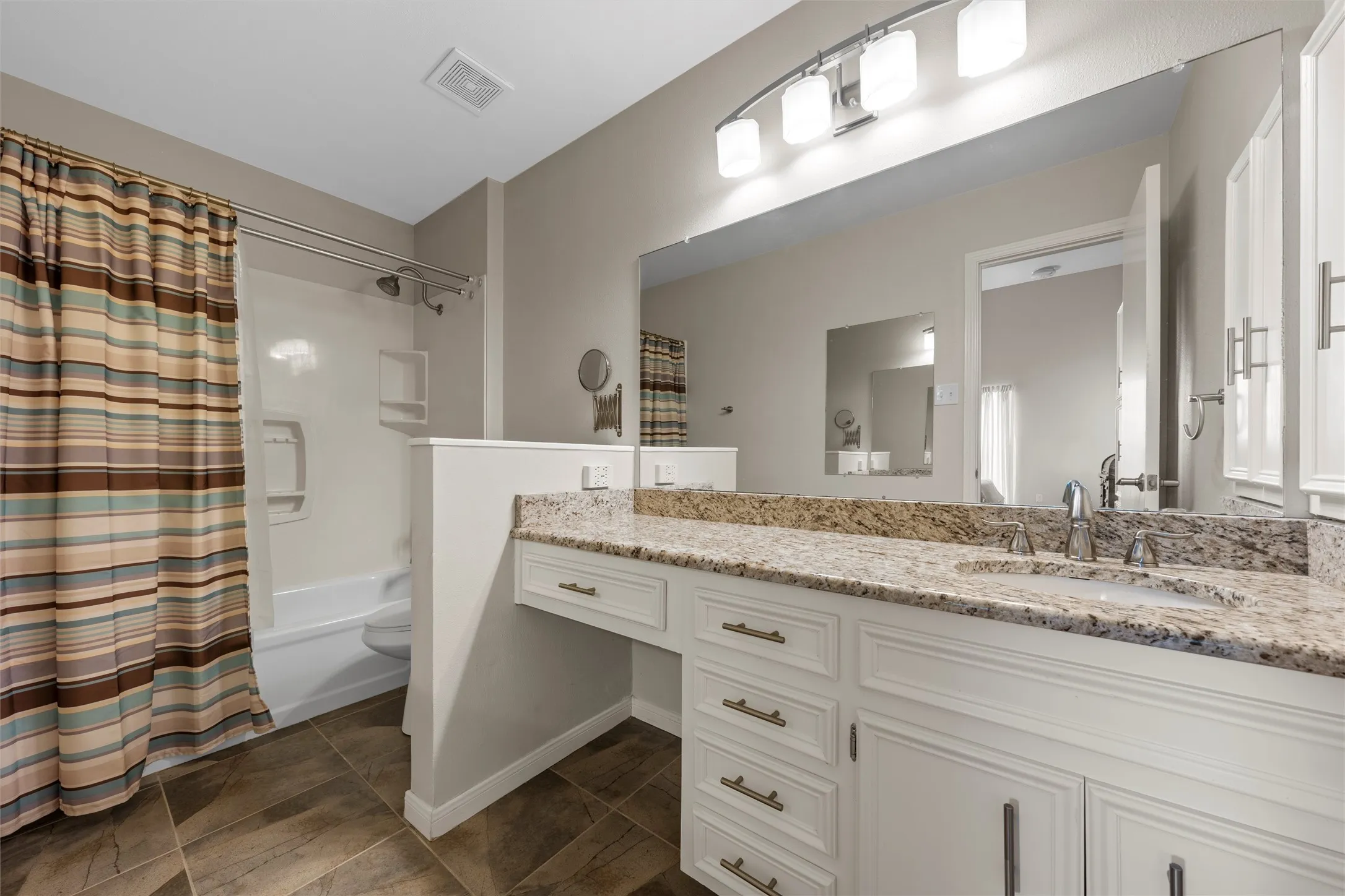 Condominium For Sale in Mc Lennan County , 2901 Lake Shore Drive 405, Waco, Texas 76708, 2 Bedroom, 2 Bathroom, Garage spaces, 1,178 Sqft, built in 1974, mls#21266043, Real Estate Agent in Waco, Homes For Sale in Mc Lennan county, Homes For Sale in Waco, Realtor in Waco Texas, Real Estate Brokerage Independent Realty Texas, Luminita Cordes Realtor