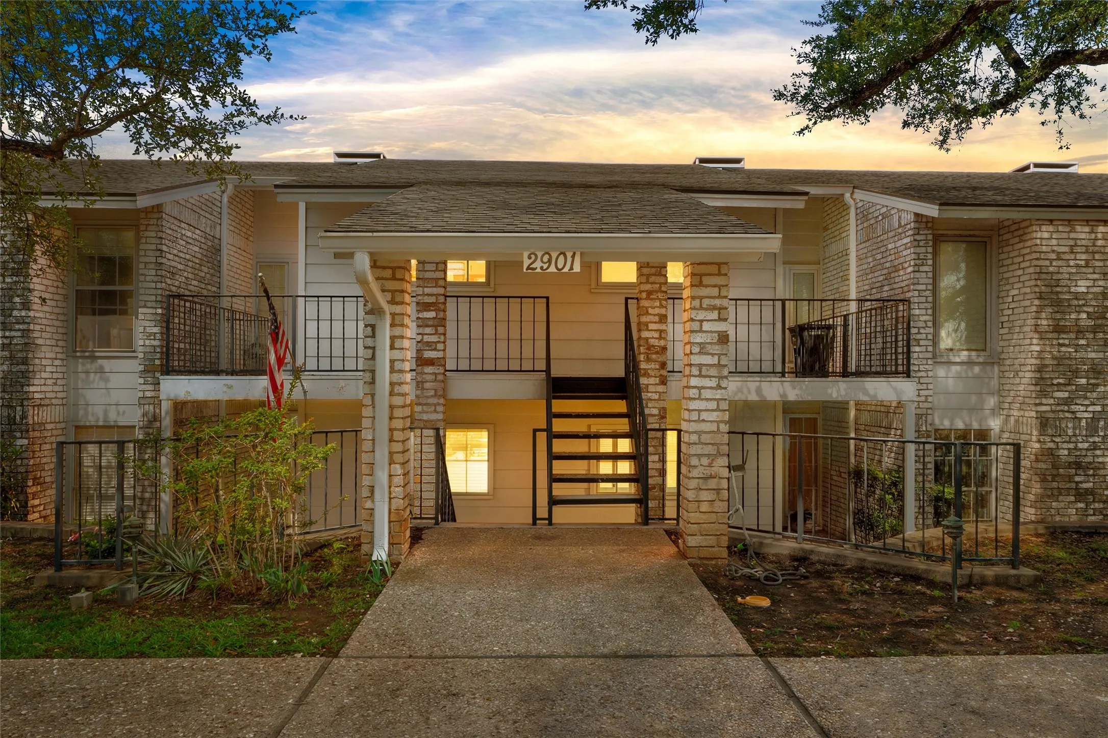 Condominium For Sale in Mc Lennan County , 2901 Lake Shore Drive 405, Waco, Texas 76708, 2 Bedroom, 2 Bathroom, Garage spaces, 1,178 Sqft, built in 1974, mls#21266043, Real Estate Agent in Waco, Homes For Sale in Mc Lennan county, Homes For Sale in Waco, Realtor in Waco Texas, Real Estate Brokerage Independent Realty Texas, Luminita Cordes Realtor