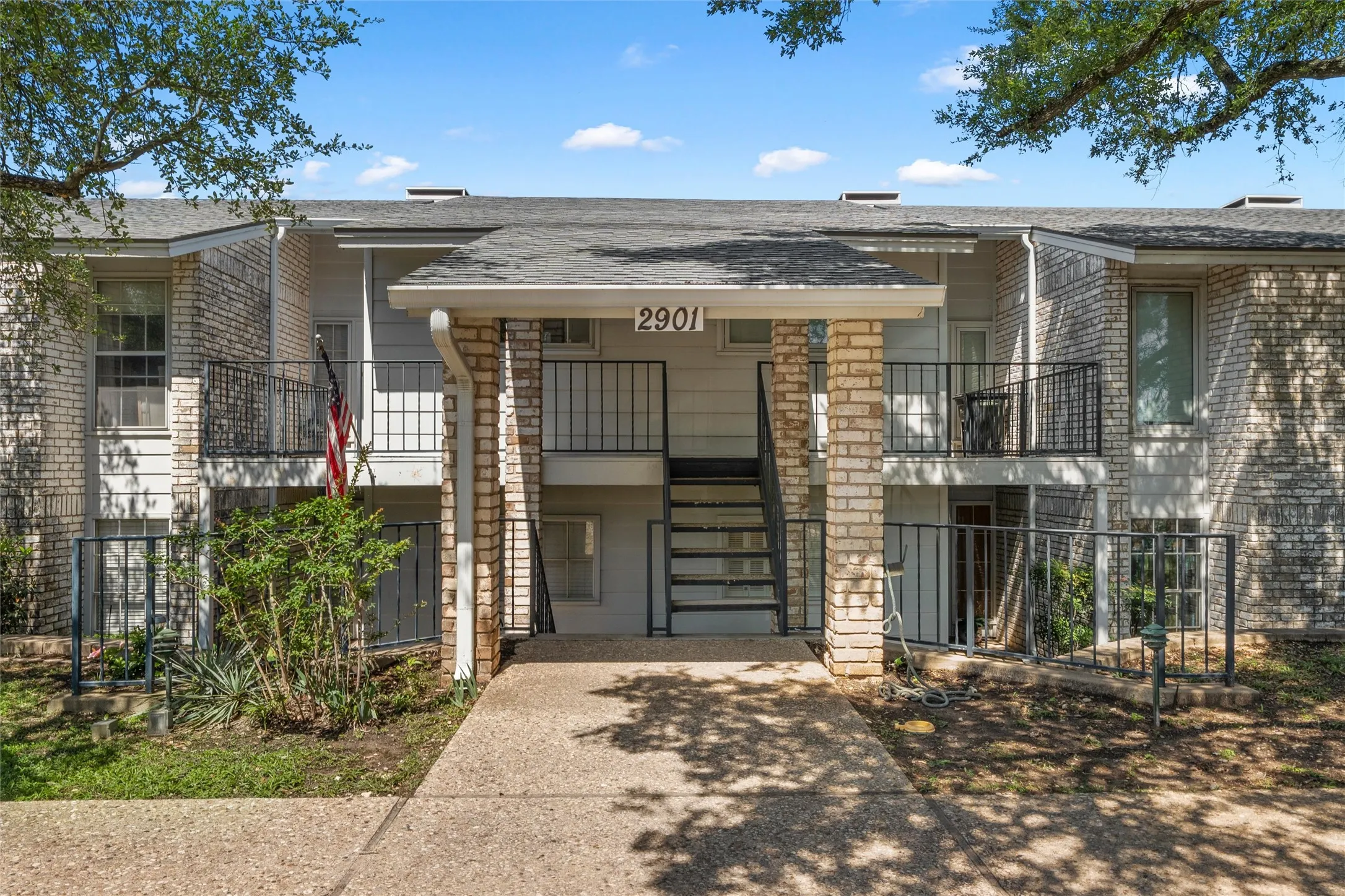 Condominium For Sale in Mc Lennan County , 2901 Lake Shore Drive 405, Waco, Texas 76708, 2 Bedroom, 2 Bathroom, Garage spaces, 1,178 Sqft, built in 1974, mls#21266043, Real Estate Agent in Waco, Homes For Sale in Mc Lennan county, Homes For Sale in Waco, Realtor in Waco Texas, Real Estate Brokerage Independent Realty Texas, Luminita Cordes Realtor