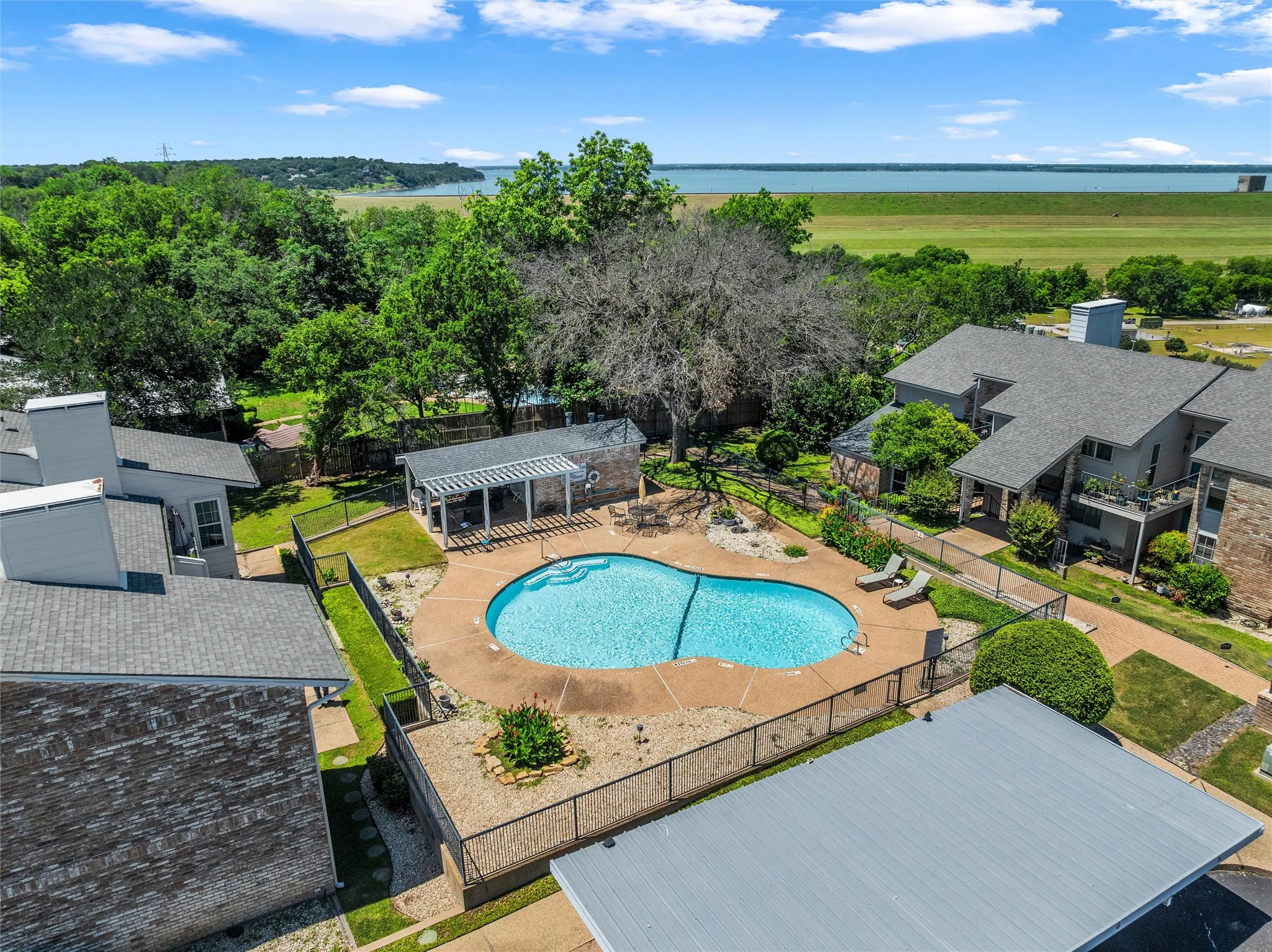 Condominium For Sale in Mc Lennan County , 2901 Lake Shore Drive 405, Waco, Texas 76708, 2 Bedroom, 2 Bathroom, Garage spaces, 1,178 Sqft, built in 1974, mls#21266043, Real Estate Agent in Waco, Homes For Sale in Mc Lennan county, Homes For Sale in Waco, Realtor in Waco Texas, Real Estate Brokerage Independent Realty Texas, Luminita Cordes Realtor