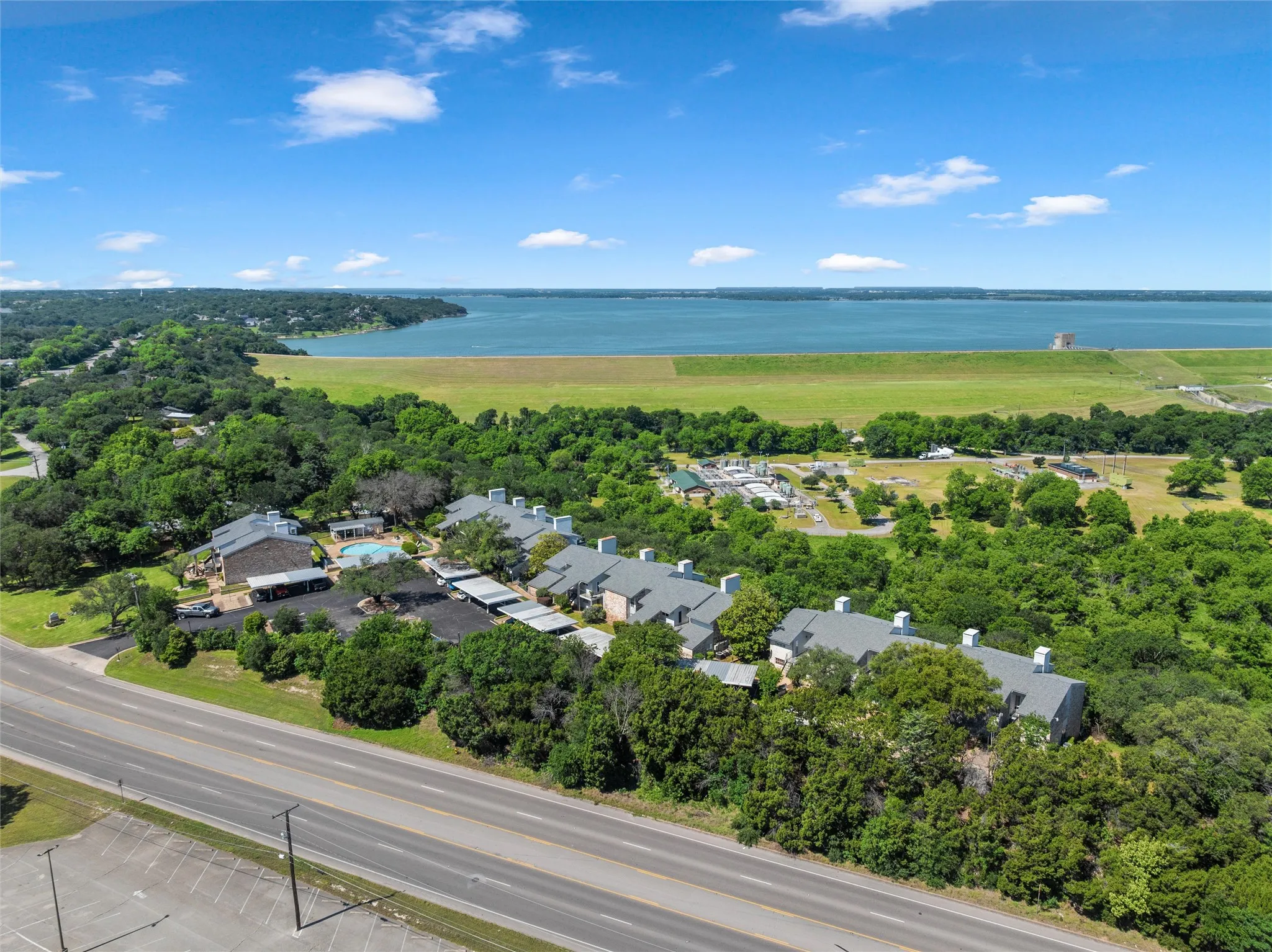 Condominium For Sale in Mc Lennan County , 2901 Lake Shore Drive 405, Waco, Texas 76708, 2 Bedroom, 2 Bathroom, Garage spaces, 1,178 Sqft, built in 1974, mls#21266043, Real Estate Agent in Waco, Homes For Sale in Mc Lennan county, Homes For Sale in Waco, Realtor in Waco Texas, Real Estate Brokerage Independent Realty Texas, Luminita Cordes Realtor