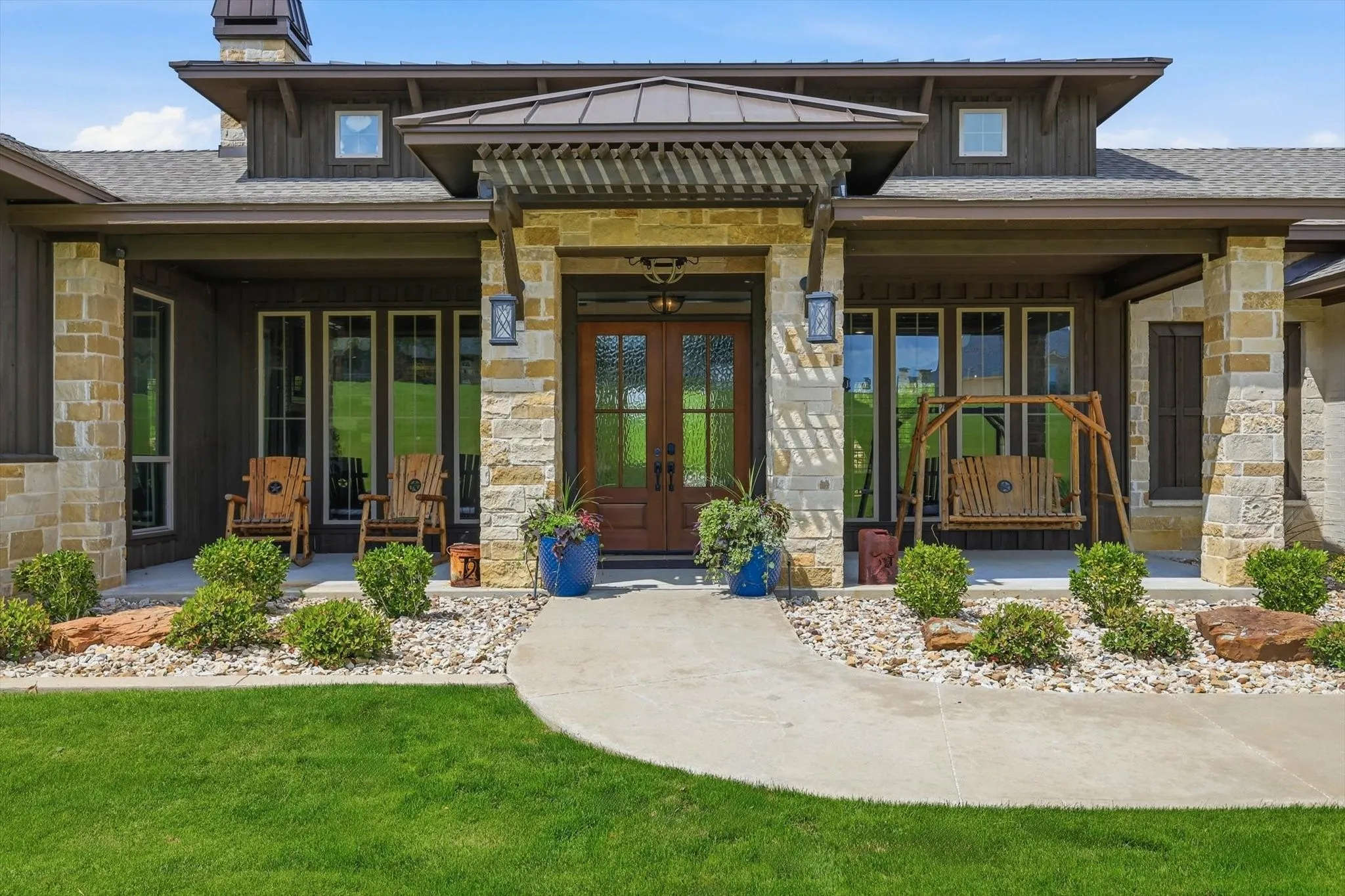 Single Family Residence For Sale in Johnson County , 9112 Sirius Lane, Godley, Texas 76044, 3 Bedroom, 3 Bathroom, 3 Garage spaces, 3,054 Sqft, built in 2018, mls#21269051, Real Estate Agent in Godley, Homes For Sale in Johnson county, Homes For Sale in Godley, Realtor in Godley Texas, Real Estate Brokerage Independent Realty Texas, Luminita Cordes Realtor