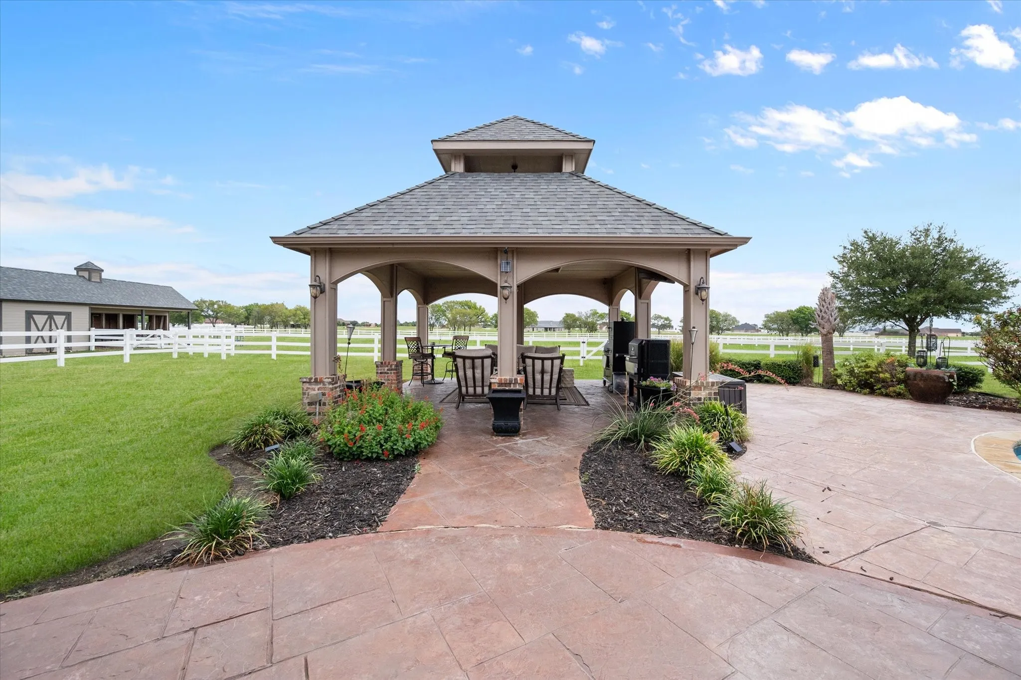 Single Family Residence For Sale in Ellis County , 160 Steel Dust Drive, Red Oak, Texas 75154, 4 Bedroom, 5 Bathroom, 3 Garage spaces, 4,984 Sqft, built in 2005, mls#21269564, Real Estate Agent in Red Oak, Homes For Sale in Ellis county, Homes For Sale in Red Oak, Realtor in Red Oak Texas, Real Estate Brokerage Independent Realty Texas, Luminita Cordes Realtor
