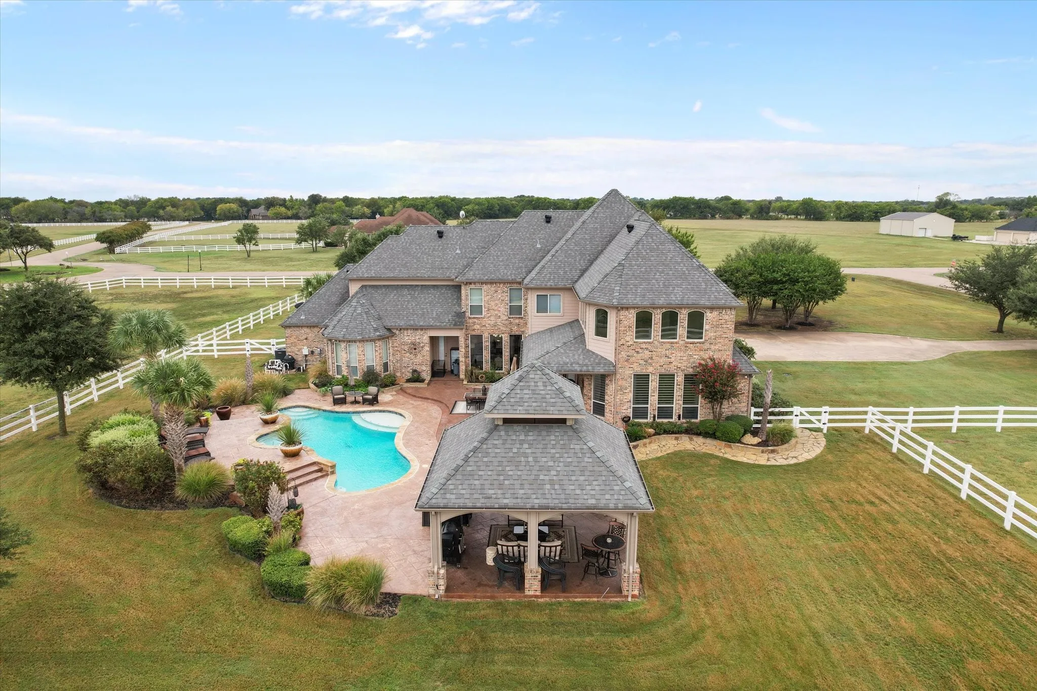 Single Family Residence For Sale in Ellis County , 160 Steel Dust Drive, Red Oak, Texas 75154, 4 Bedroom, 5 Bathroom, 3 Garage spaces, 4,984 Sqft, built in 2005, mls#21269564, Real Estate Agent in Red Oak, Homes For Sale in Ellis county, Homes For Sale in Red Oak, Realtor in Red Oak Texas, Real Estate Brokerage Independent Realty Texas, Luminita Cordes Realtor
