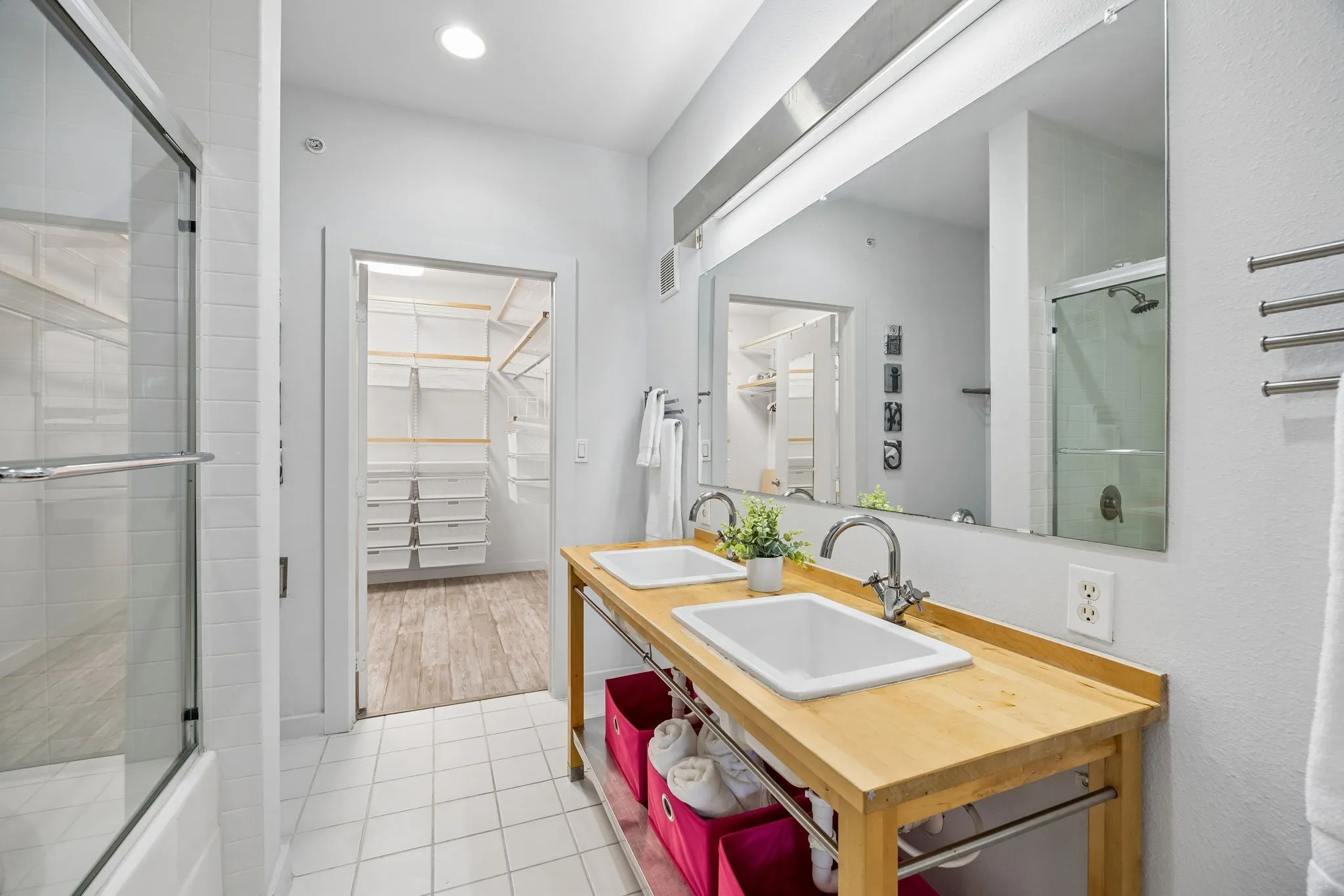 Condominium For Sale in Dallas County , 1111 S Akard Street 314, Dallas, Texas 75215, 2 Bedroom, 2 Bathroom, 2 Garage spaces, 1,152 Sqft, built in 2006, mls#21259775, Real Estate Agent in Dallas, Homes For Sale in Dallas county, Homes For Sale in Dallas, Realtor in Dallas Texas, Real Estate Brokerage Independent Realty Texas, Luminita Cordes Realtor