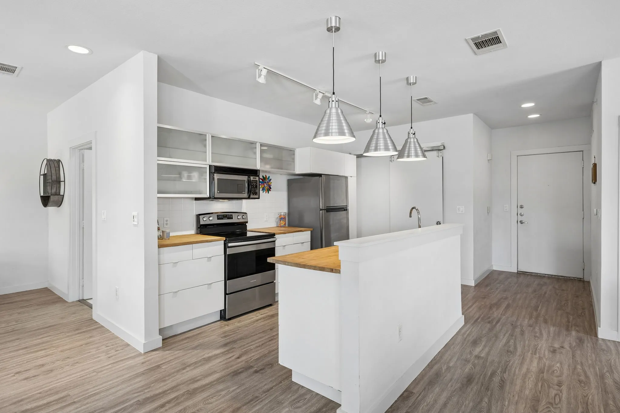 Condominium For Sale in Dallas County , 1111 S Akard Street 314, Dallas, Texas 75215, 2 Bedroom, 2 Bathroom, 2 Garage spaces, 1,152 Sqft, built in 2006, mls#21259775, Real Estate Agent in Dallas, Homes For Sale in Dallas county, Homes For Sale in Dallas, Realtor in Dallas Texas, Real Estate Brokerage Independent Realty Texas, Luminita Cordes Realtor