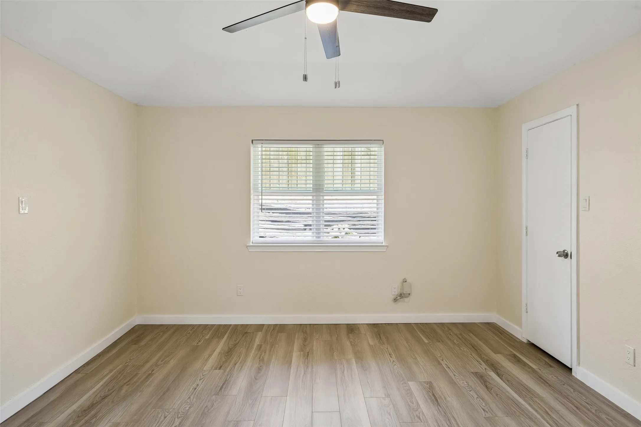 Single Family Residence For Sale in Denton County , 2035 Sancerre Lane, Carrollton, Texas 75007, 4 Bedroom, 2 Bathroom, 2 Garage spaces, 1,646 Sqft, built in 1983, mls#21266650, Real Estate Agent in Carrollton, Homes For Sale in Denton county, Homes For Sale in Carrollton, Realtor in Carrollton Texas, Real Estate Brokerage Independent Realty Texas, Luminita Cordes Realtor