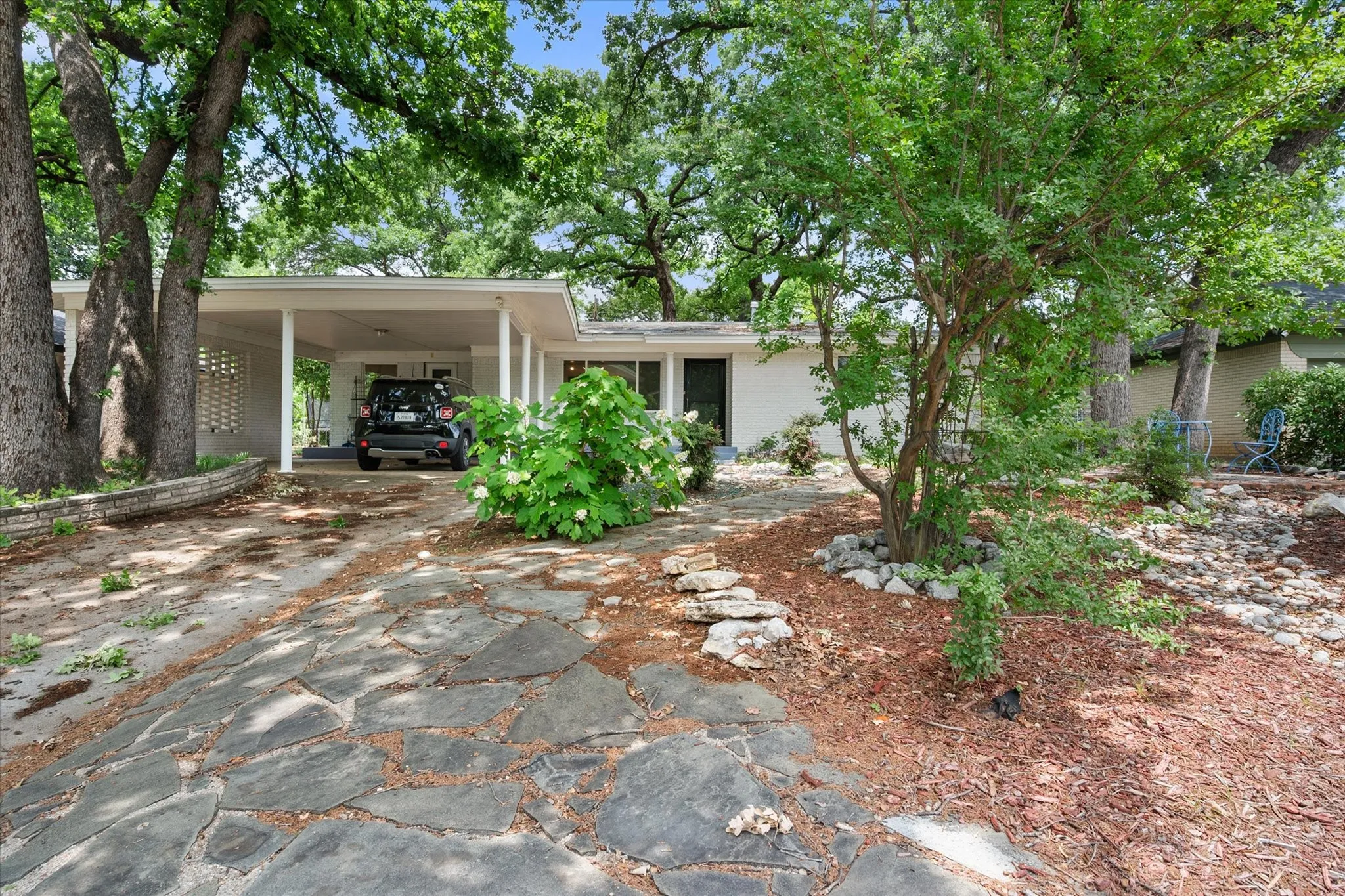 Single Family Residence For Sale in Tarrant County , 1209 W Lilly Lane, Arlington, Texas 76013, 3 Bedroom, 3 Bathroom, Garage spaces, 1,865 Sqft, built in 1955, mls#21270576, Real Estate Agent in Arlington, Homes For Sale in Tarrant county, Homes For Sale in Arlington, Realtor in Arlington Texas, Real Estate Brokerage Independent Realty Texas, Luminita Cordes Realtor