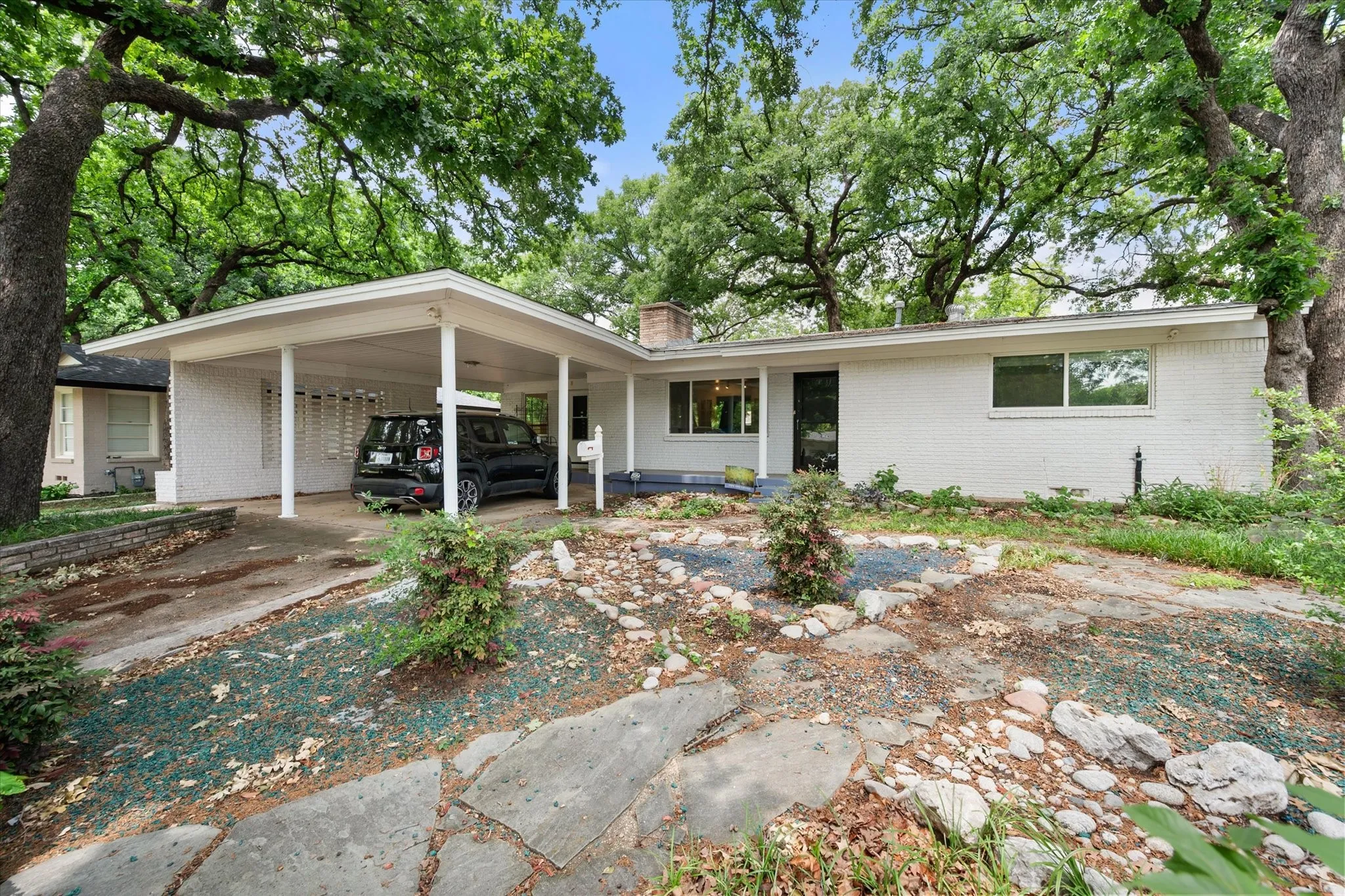 Single Family Residence For Sale in Tarrant County , 1209 W Lilly Lane, Arlington, Texas 76013, 3 Bedroom, 3 Bathroom, Garage spaces, 1,865 Sqft, built in 1955, mls#21270576, Real Estate Agent in Arlington, Homes For Sale in Tarrant county, Homes For Sale in Arlington, Realtor in Arlington Texas, Real Estate Brokerage Independent Realty Texas, Luminita Cordes Realtor