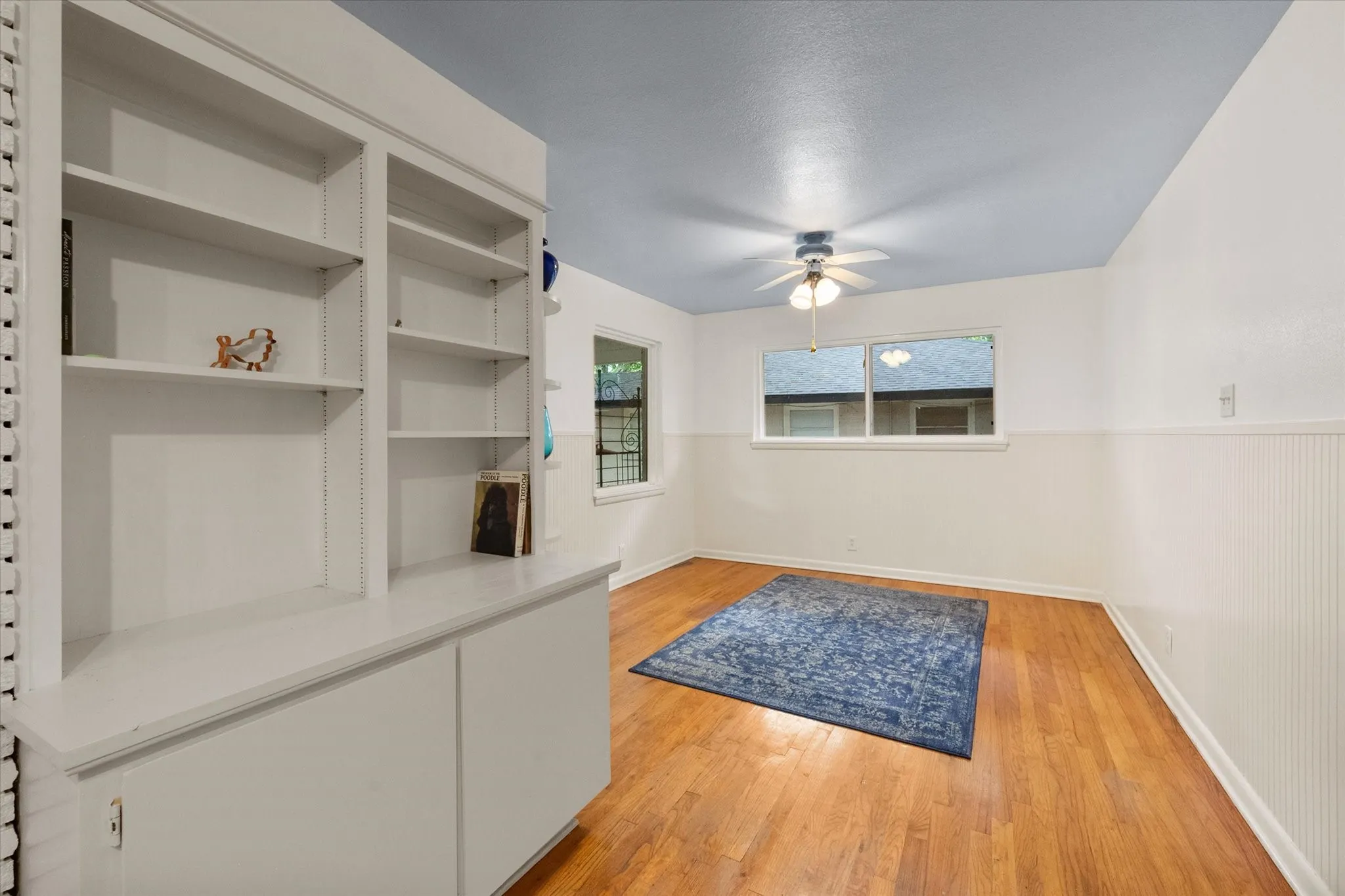 Single Family Residence For Sale in Tarrant County , 1209 W Lilly Lane, Arlington, Texas 76013, 3 Bedroom, 3 Bathroom, Garage spaces, 1,865 Sqft, built in 1955, mls#21270576, Real Estate Agent in Arlington, Homes For Sale in Tarrant county, Homes For Sale in Arlington, Realtor in Arlington Texas, Real Estate Brokerage Independent Realty Texas, Luminita Cordes Realtor