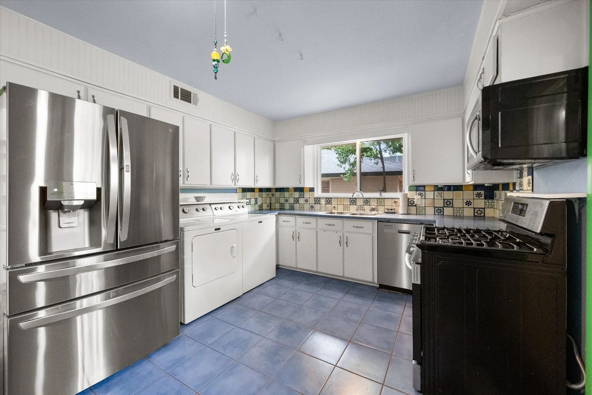 Single Family Residence For Sale in Tarrant County , 1209 W Lilly Lane, Arlington, Texas 76013, 3 Bedroom, 3 Bathroom, Garage spaces, 1,865 Sqft, built in 1955, mls#21270576, Real Estate Agent in Arlington, Homes For Sale in Tarrant county, Homes For Sale in Arlington, Realtor in Arlington Texas, Real Estate Brokerage Independent Realty Texas, Luminita Cordes Realtor