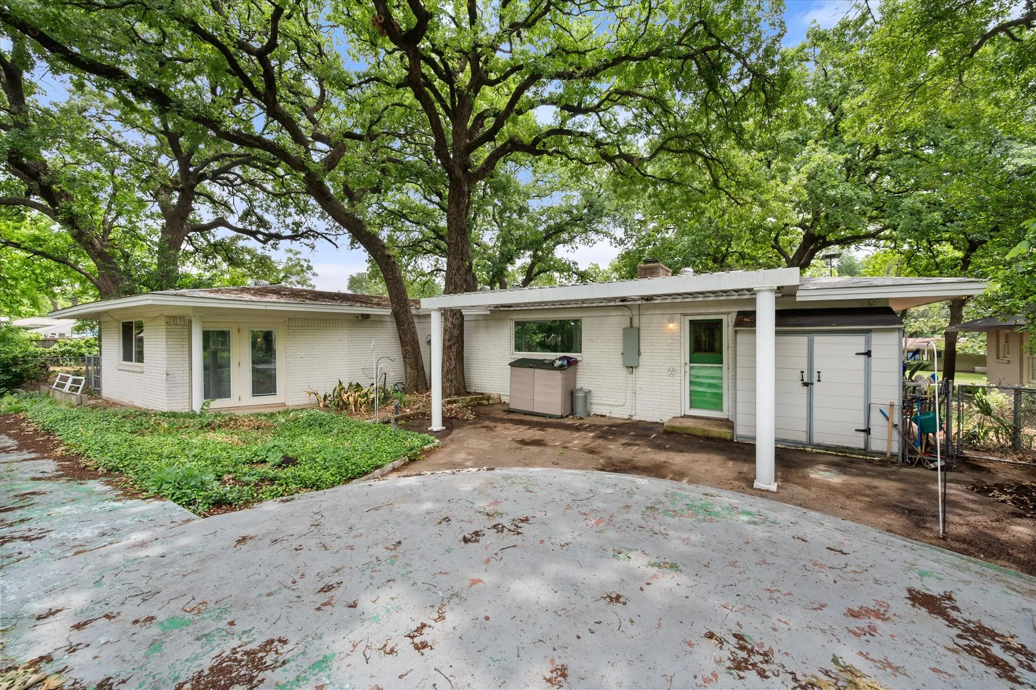 Single Family Residence For Sale in Tarrant County , 1209 W Lilly Lane, Arlington, Texas 76013, 3 Bedroom, 3 Bathroom, Garage spaces, 1,865 Sqft, built in 1955, mls#21270576, Real Estate Agent in Arlington, Homes For Sale in Tarrant county, Homes For Sale in Arlington, Realtor in Arlington Texas, Real Estate Brokerage Independent Realty Texas, Luminita Cordes Realtor