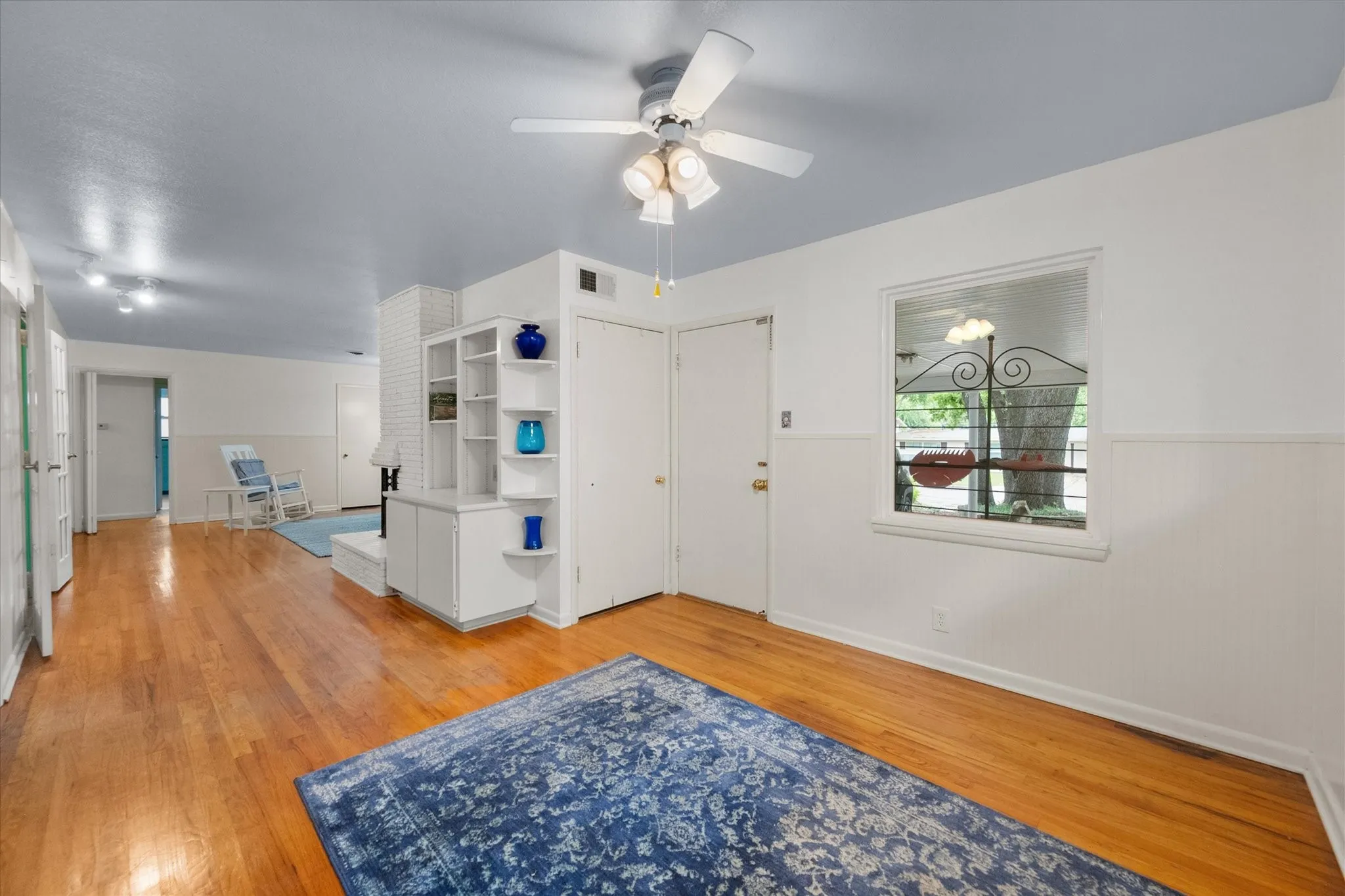 Single Family Residence For Sale in Tarrant County , 1209 W Lilly Lane, Arlington, Texas 76013, 3 Bedroom, 3 Bathroom, Garage spaces, 1,865 Sqft, built in 1955, mls#21270576, Real Estate Agent in Arlington, Homes For Sale in Tarrant county, Homes For Sale in Arlington, Realtor in Arlington Texas, Real Estate Brokerage Independent Realty Texas, Luminita Cordes Realtor
