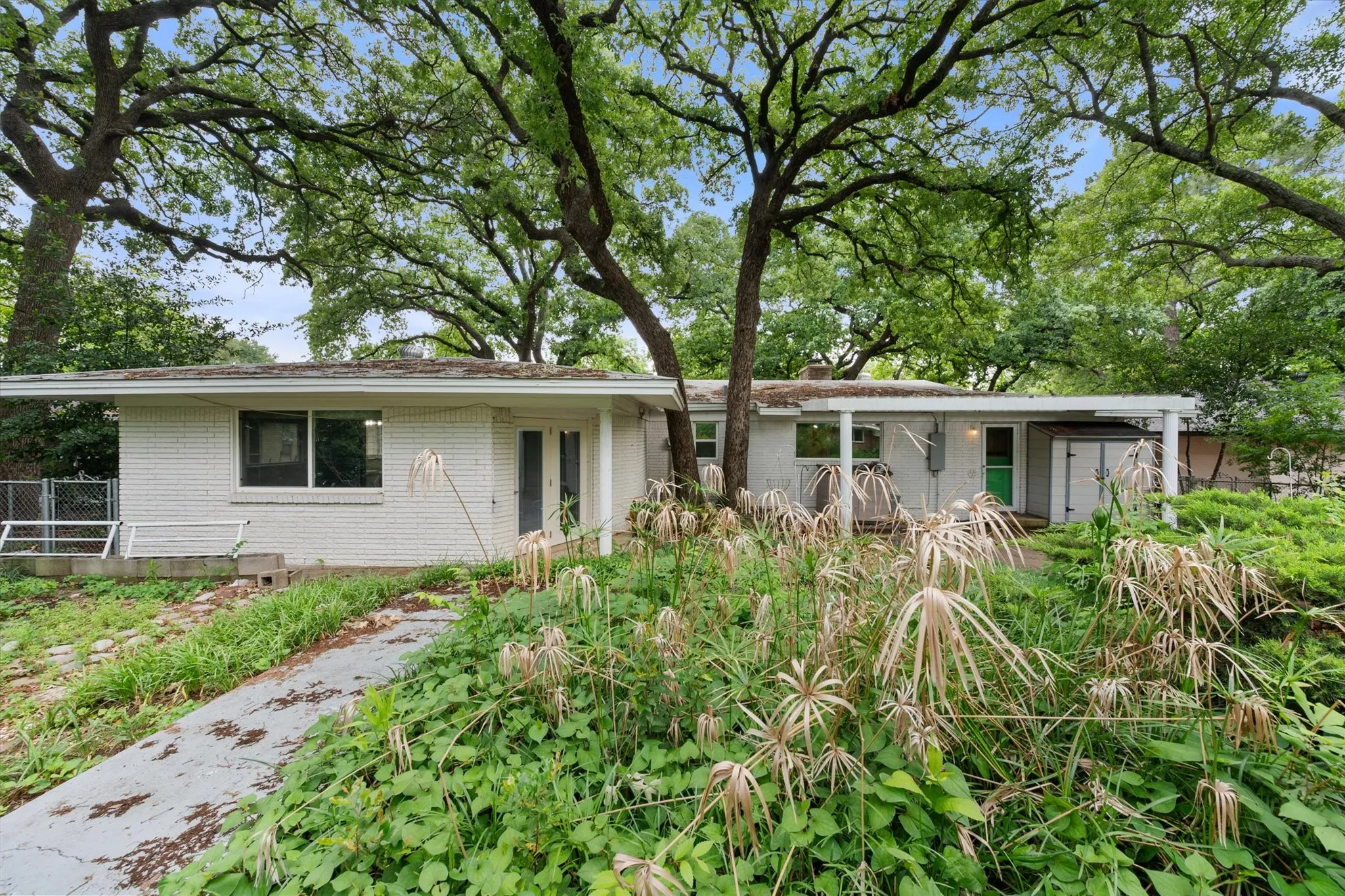 Single Family Residence For Sale in Tarrant County , 1209 W Lilly Lane, Arlington, Texas 76013, 3 Bedroom, 3 Bathroom, Garage spaces, 1,865 Sqft, built in 1955, mls#21270576, Real Estate Agent in Arlington, Homes For Sale in Tarrant county, Homes For Sale in Arlington, Realtor in Arlington Texas, Real Estate Brokerage Independent Realty Texas, Luminita Cordes Realtor