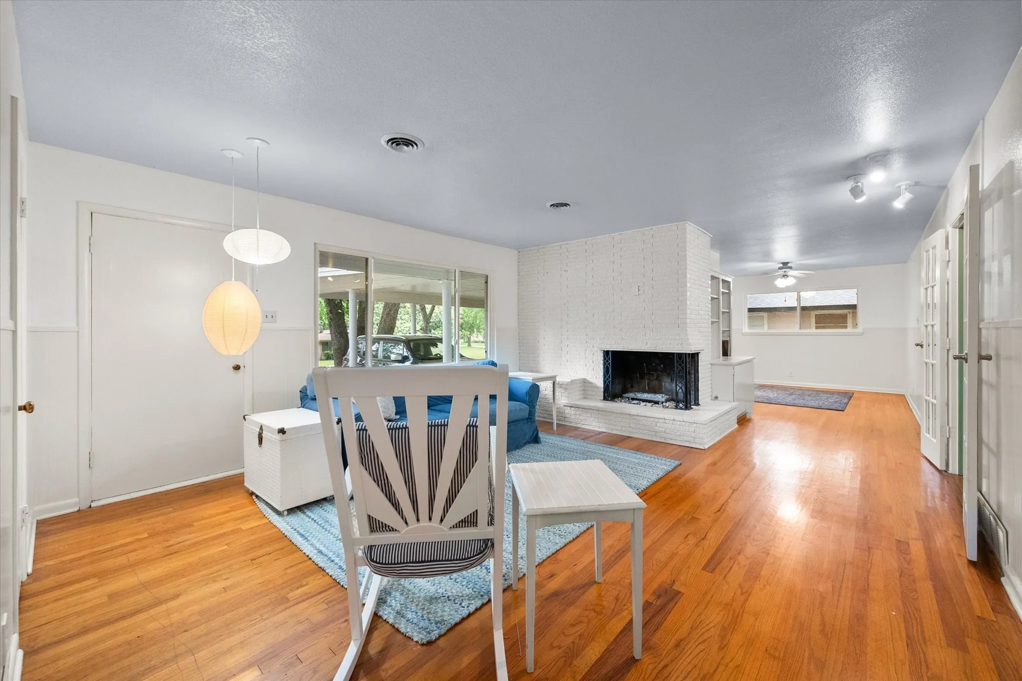 Single Family Residence For Sale in Tarrant County , 1209 W Lilly Lane, Arlington, Texas 76013, 3 Bedroom, 3 Bathroom, Garage spaces, 1,865 Sqft, built in 1955, mls#21270576, Real Estate Agent in Arlington, Homes For Sale in Tarrant county, Homes For Sale in Arlington, Realtor in Arlington Texas, Real Estate Brokerage Independent Realty Texas, Luminita Cordes Realtor