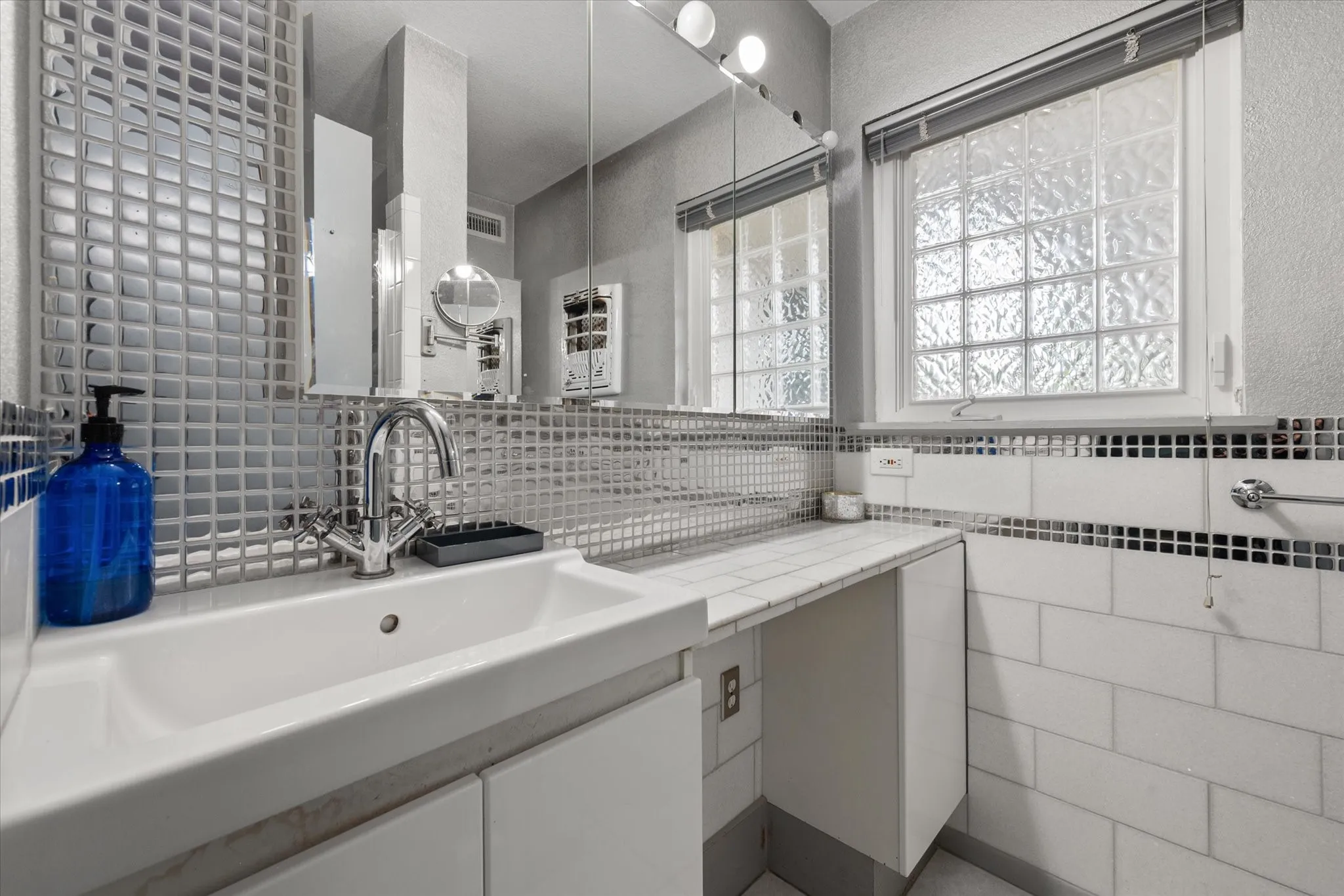 Single Family Residence For Sale in Tarrant County , 1209 W Lilly Lane, Arlington, Texas 76013, 3 Bedroom, 3 Bathroom, Garage spaces, 1,865 Sqft, built in 1955, mls#21270576, Real Estate Agent in Arlington, Homes For Sale in Tarrant county, Homes For Sale in Arlington, Realtor in Arlington Texas, Real Estate Brokerage Independent Realty Texas, Luminita Cordes Realtor