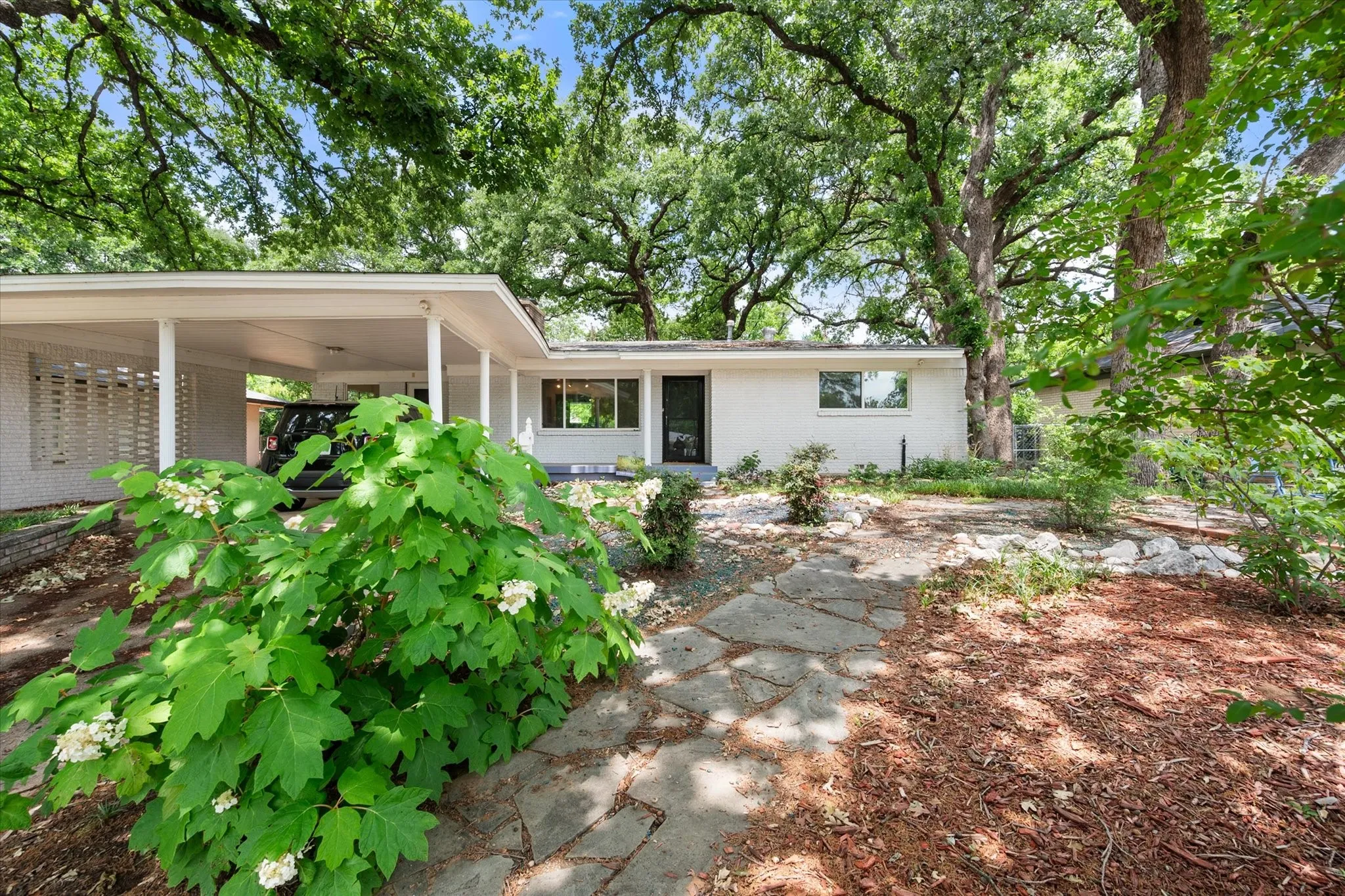 Single Family Residence For Sale in Tarrant County , 1209 W Lilly Lane, Arlington, Texas 76013, 3 Bedroom, 3 Bathroom, Garage spaces, 1,865 Sqft, built in 1955, mls#21270576, Real Estate Agent in Arlington, Homes For Sale in Tarrant county, Homes For Sale in Arlington, Realtor in Arlington Texas, Real Estate Brokerage Independent Realty Texas, Luminita Cordes Realtor