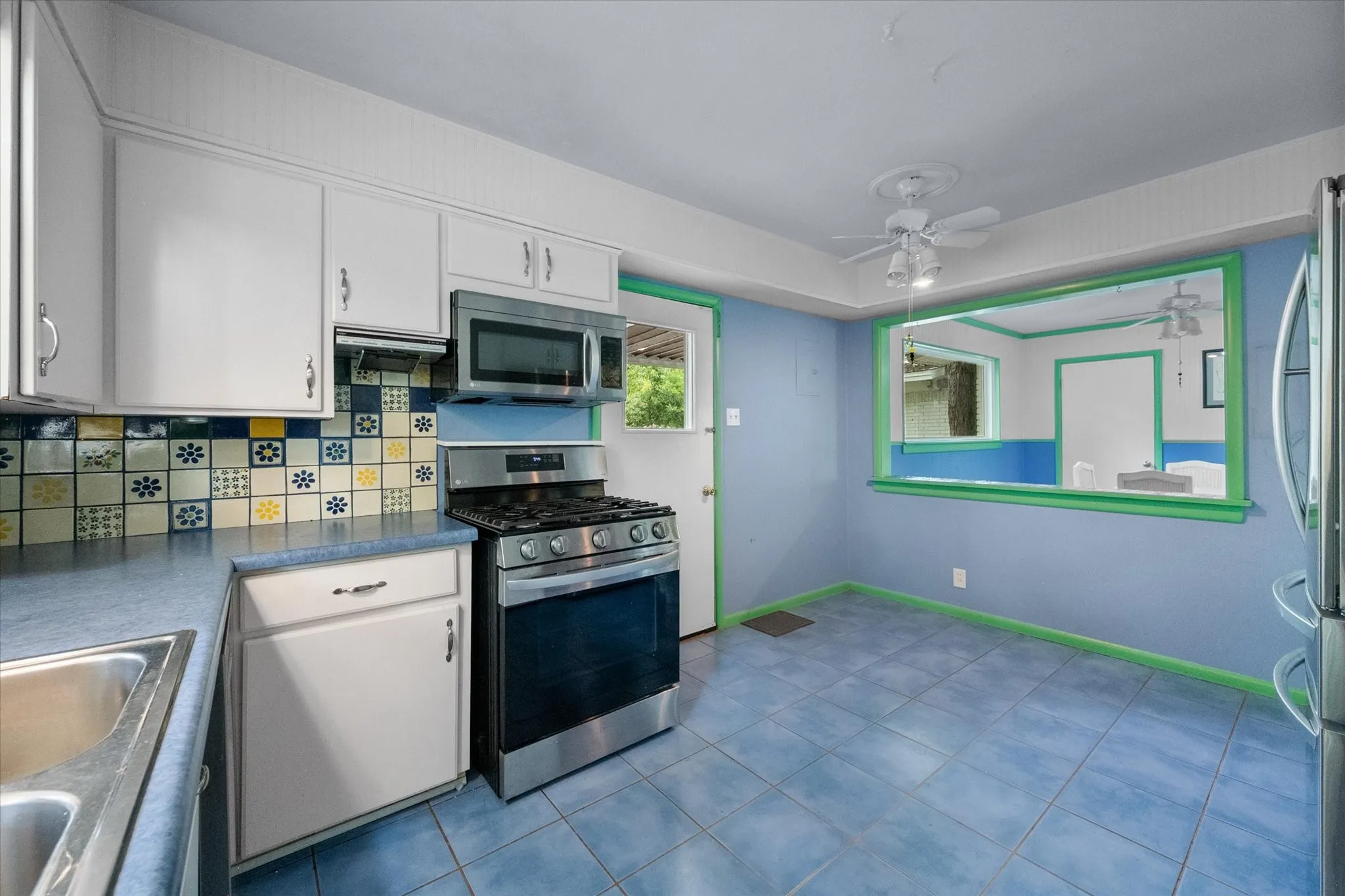 Single Family Residence For Sale in Tarrant County , 1209 W Lilly Lane, Arlington, Texas 76013, 3 Bedroom, 3 Bathroom, Garage spaces, 1,865 Sqft, built in 1955, mls#21270576, Real Estate Agent in Arlington, Homes For Sale in Tarrant county, Homes For Sale in Arlington, Realtor in Arlington Texas, Real Estate Brokerage Independent Realty Texas, Luminita Cordes Realtor