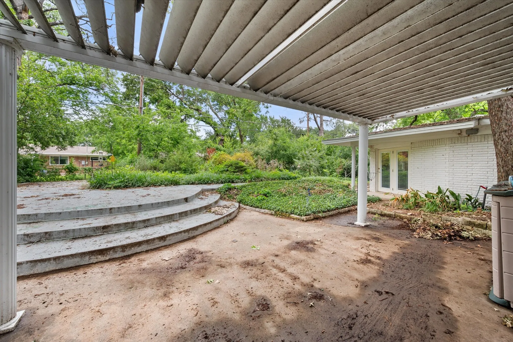 Single Family Residence For Sale in Tarrant County , 1209 W Lilly Lane, Arlington, Texas 76013, 3 Bedroom, 3 Bathroom, Garage spaces, 1,865 Sqft, built in 1955, mls#21270576, Real Estate Agent in Arlington, Homes For Sale in Tarrant county, Homes For Sale in Arlington, Realtor in Arlington Texas, Real Estate Brokerage Independent Realty Texas, Luminita Cordes Realtor