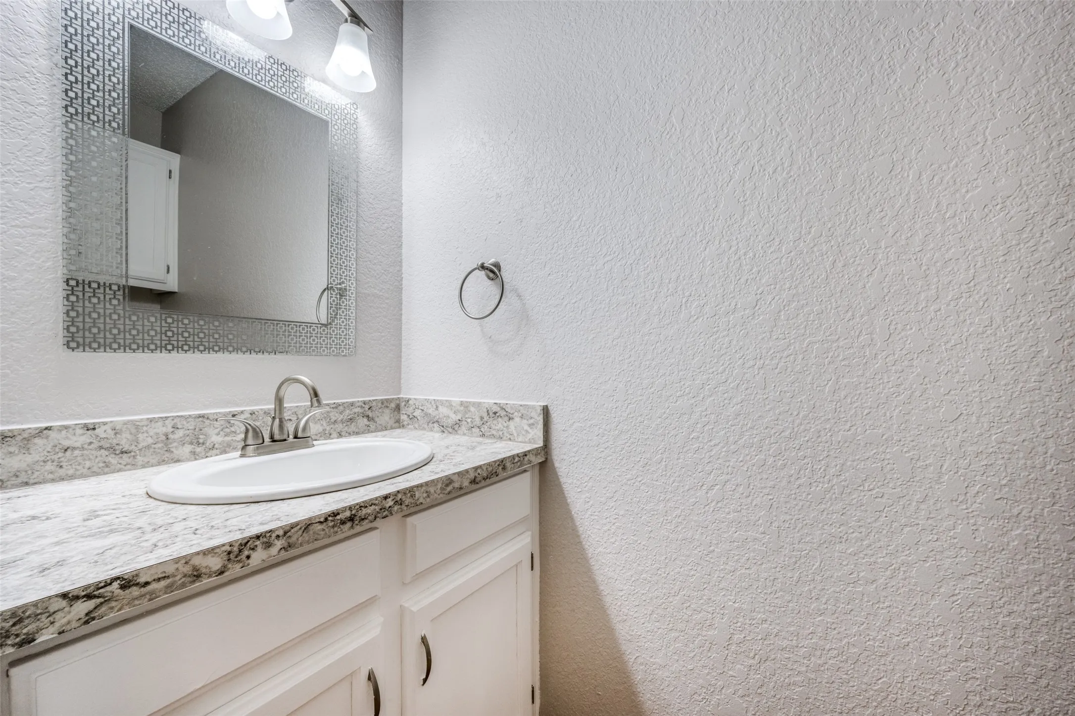 Quadruplex For Rent in Denton County , 604 Meadow View Court 3, Denton, Texas 76207, 2 Bedroom, 2 Bathroom, Garage spaces, 1,020 Sqft, built in 1985, mls#21268527, Real Estate Agent in Denton, Homes For Rent in Denton county, Homes For Rent in Denton, Realtor in Denton Texas, Real Estate Brokerage Independent Realty Texas, Luminita Cordes Realtor