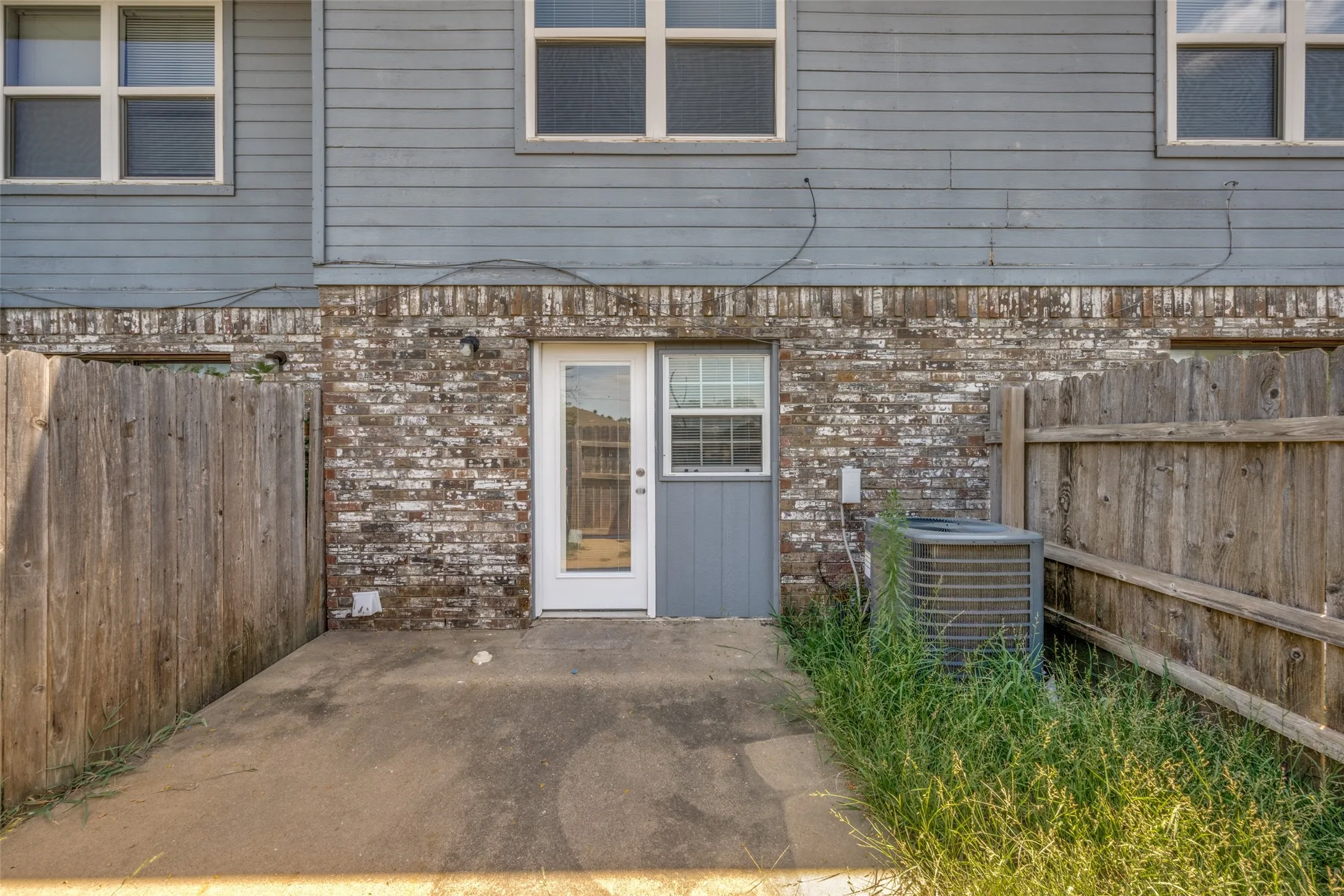 Quadruplex For Rent in Denton County , 604 Meadow View Court 3, Denton, Texas 76207, 2 Bedroom, 2 Bathroom, Garage spaces, 1,020 Sqft, built in 1985, mls#21268527, Real Estate Agent in Denton, Homes For Rent in Denton county, Homes For Rent in Denton, Realtor in Denton Texas, Real Estate Brokerage Independent Realty Texas, Luminita Cordes Realtor