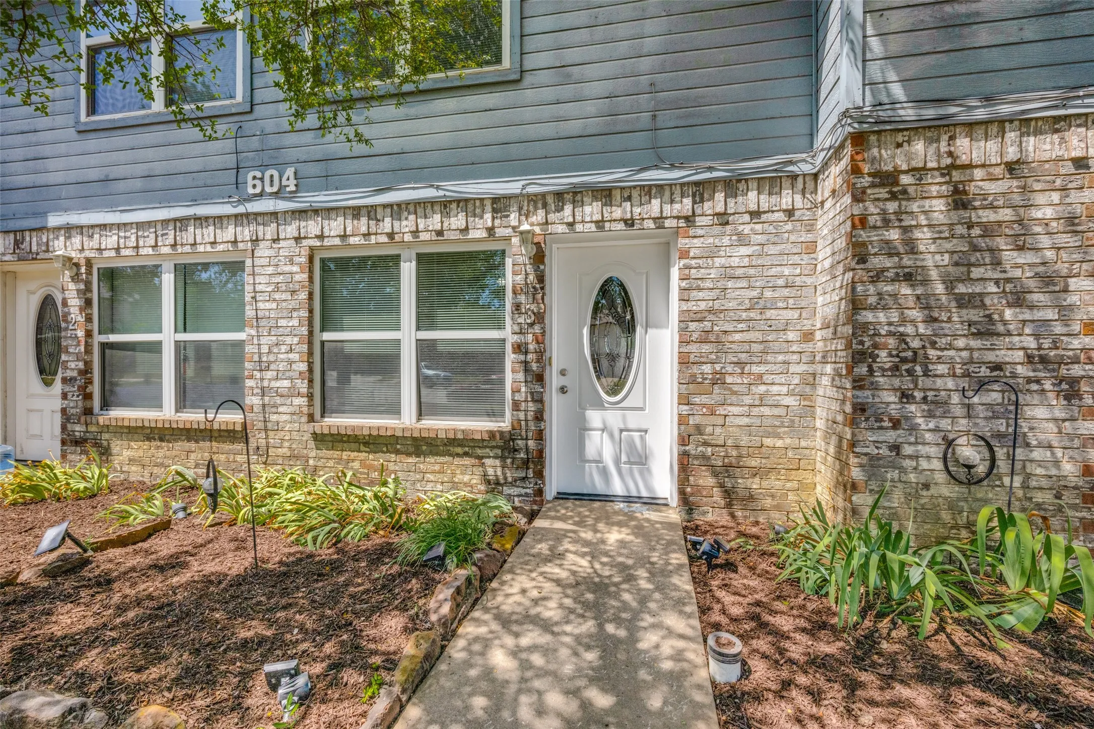 Quadruplex For Rent in Denton County , 604 Meadow View Court 3, Denton, Texas 76207, 2 Bedroom, 2 Bathroom, Garage spaces, 1,020 Sqft, built in 1985, mls#21268527, Real Estate Agent in Denton, Homes For Rent in Denton county, Homes For Rent in Denton, Realtor in Denton Texas, Real Estate Brokerage Independent Realty Texas, Luminita Cordes Realtor