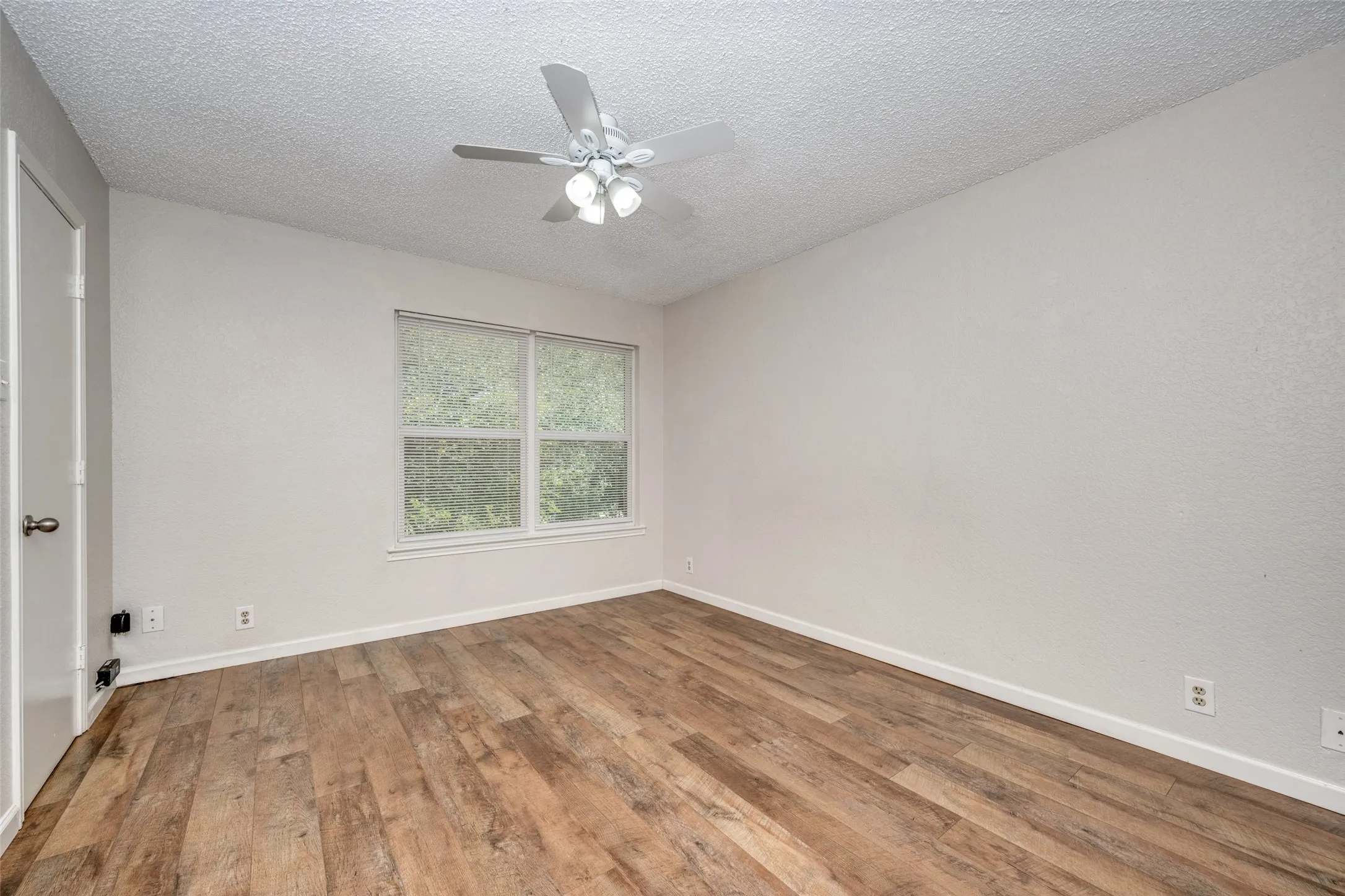 Quadruplex For Rent in Denton County , 604 Meadow View Court 3, Denton, Texas 76207, 2 Bedroom, 2 Bathroom, Garage spaces, 1,020 Sqft, built in 1985, mls#21268527, Real Estate Agent in Denton, Homes For Rent in Denton county, Homes For Rent in Denton, Realtor in Denton Texas, Real Estate Brokerage Independent Realty Texas, Luminita Cordes Realtor