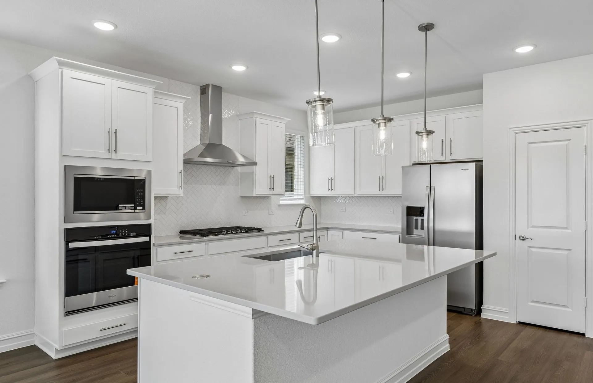 Beautiful pendant lighting in kitchen