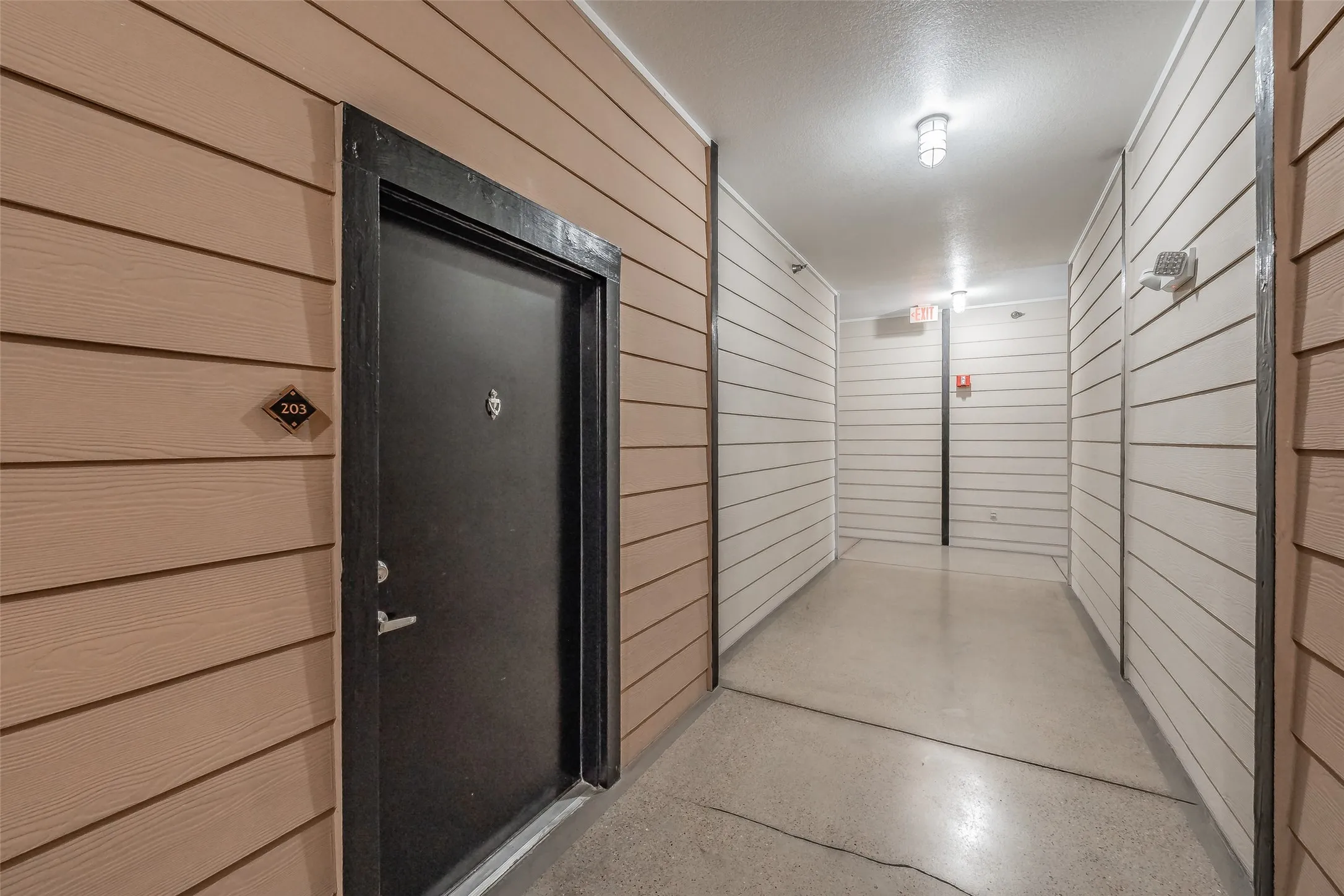 Condominium For Sale in Tarrant County , 201 W Lancaster Avenue 203, Fort Worth, Texas 76102, 2 Bedroom, 2 Bathroom, Garage spaces, 1,066 Sqft, built in 2005, mls#21270612, Real Estate Agent in Fort Worth, Homes For Sale in Tarrant county, Homes For Sale in Fort Worth, Realtor in Fort Worth Texas, Real Estate Brokerage Independent Realty Texas, Luminita Cordes Realtor