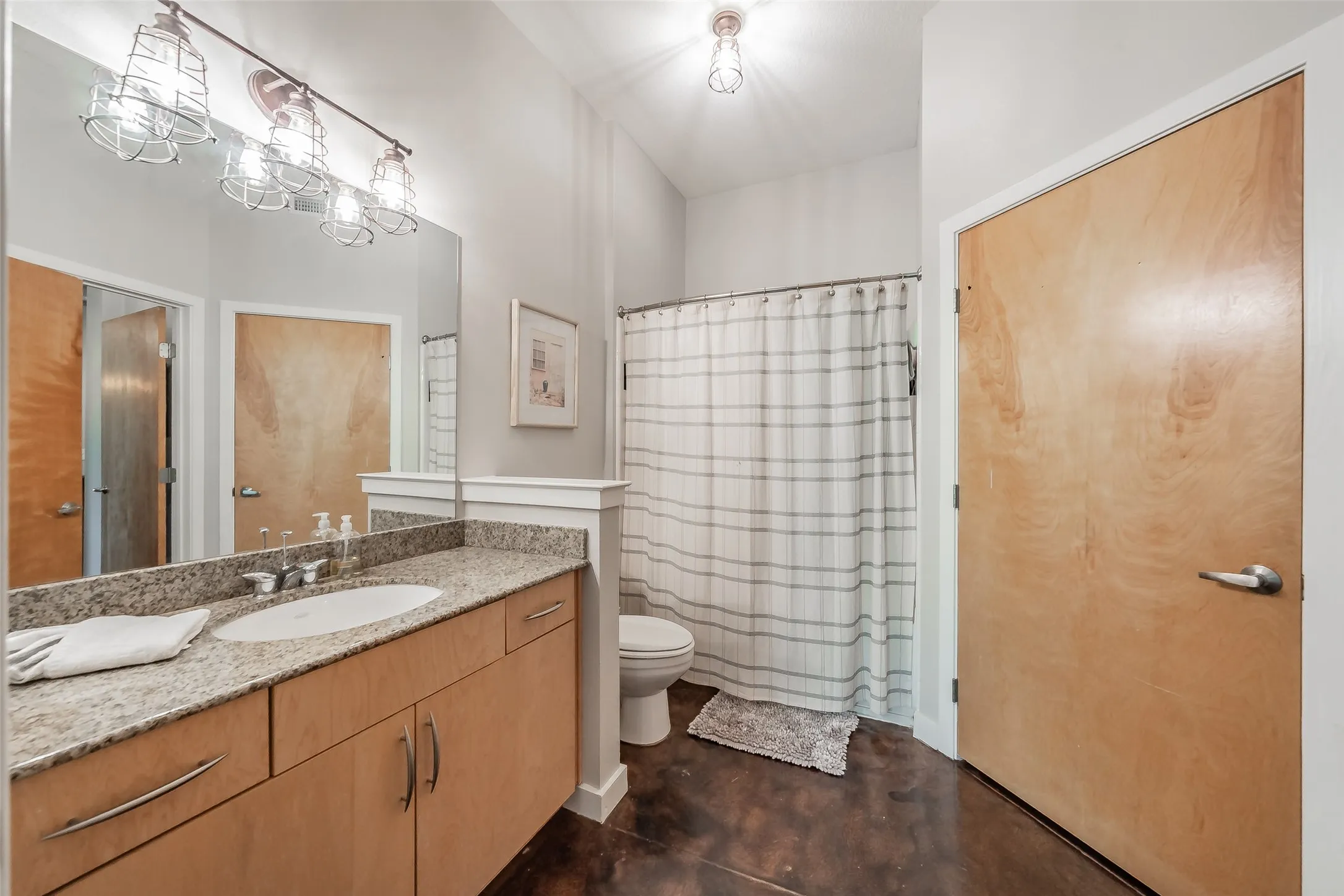 Condominium For Sale in Tarrant County , 201 W Lancaster Avenue 203, Fort Worth, Texas 76102, 2 Bedroom, 2 Bathroom, Garage spaces, 1,066 Sqft, built in 2005, mls#21270612, Real Estate Agent in Fort Worth, Homes For Sale in Tarrant county, Homes For Sale in Fort Worth, Realtor in Fort Worth Texas, Real Estate Brokerage Independent Realty Texas, Luminita Cordes Realtor