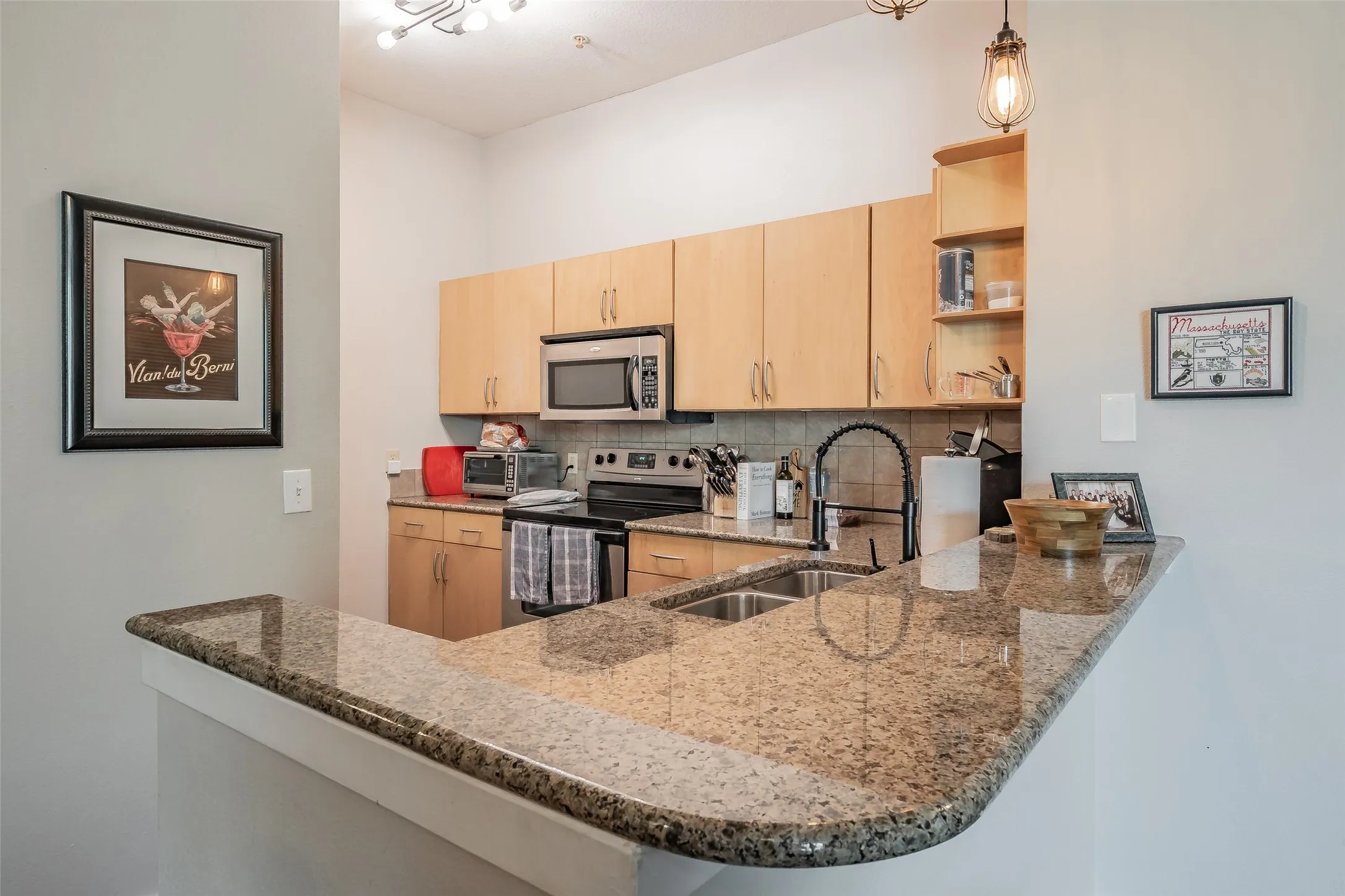 Condominium For Sale in Tarrant County , 201 W Lancaster Avenue 203, Fort Worth, Texas 76102, 2 Bedroom, 2 Bathroom, Garage spaces, 1,066 Sqft, built in 2005, mls#21270612, Real Estate Agent in Fort Worth, Homes For Sale in Tarrant county, Homes For Sale in Fort Worth, Realtor in Fort Worth Texas, Real Estate Brokerage Independent Realty Texas, Luminita Cordes Realtor