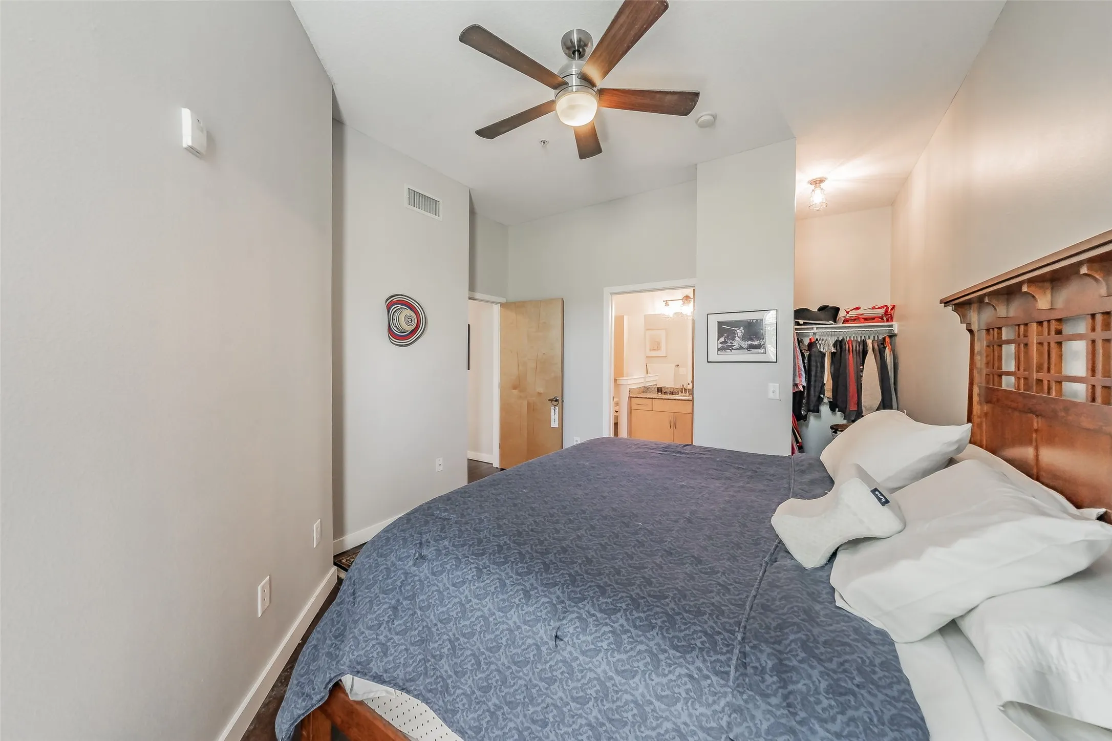 Condominium For Sale in Tarrant County , 201 W Lancaster Avenue 203, Fort Worth, Texas 76102, 2 Bedroom, 2 Bathroom, Garage spaces, 1,066 Sqft, built in 2005, mls#21270612, Real Estate Agent in Fort Worth, Homes For Sale in Tarrant county, Homes For Sale in Fort Worth, Realtor in Fort Worth Texas, Real Estate Brokerage Independent Realty Texas, Luminita Cordes Realtor