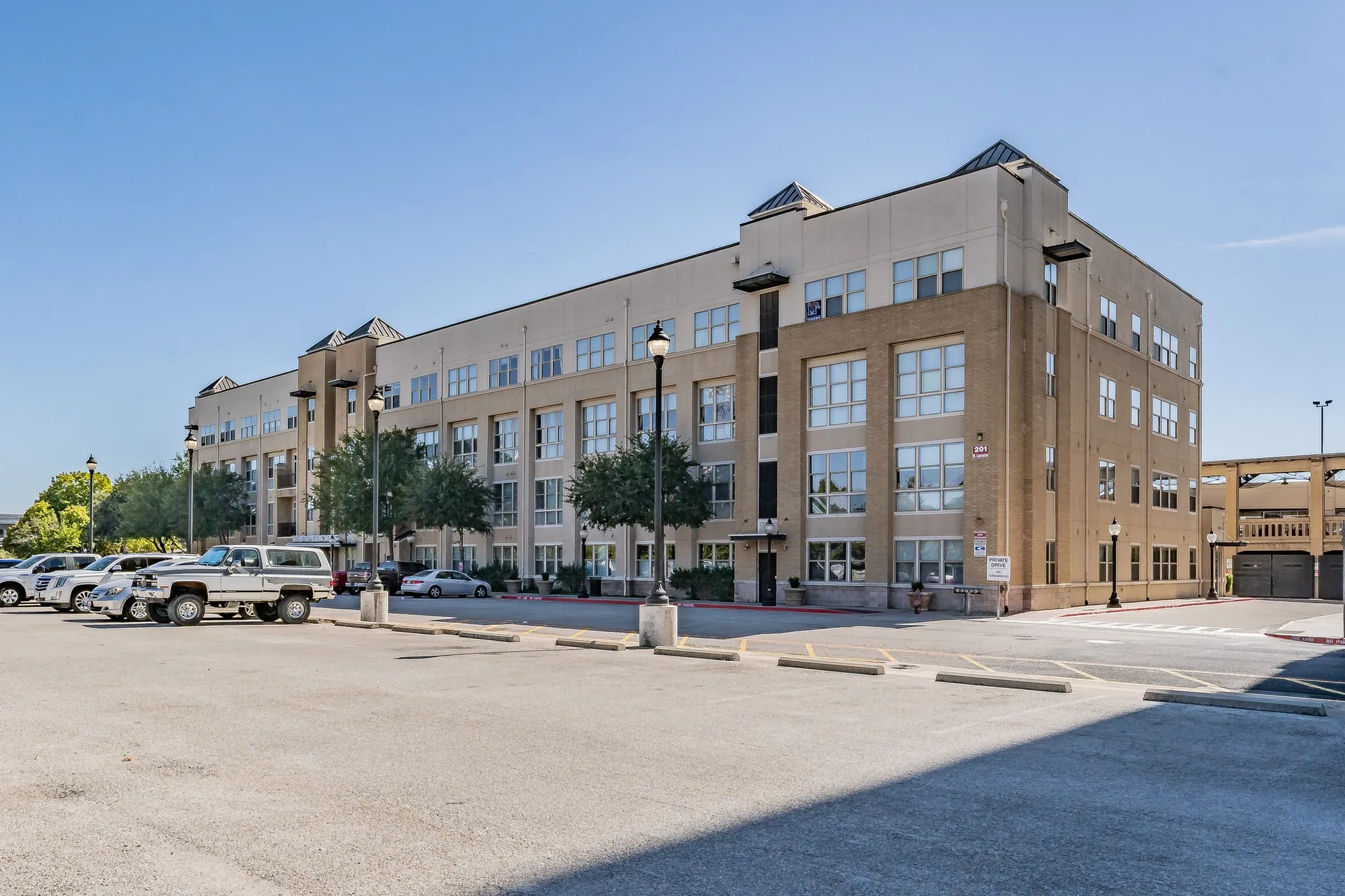 Condominium For Sale in Tarrant County , 201 W Lancaster Avenue 203, Fort Worth, Texas 76102, 2 Bedroom, 2 Bathroom, Garage spaces, 1,066 Sqft, built in 2005, mls#21270612, Real Estate Agent in Fort Worth, Homes For Sale in Tarrant county, Homes For Sale in Fort Worth, Realtor in Fort Worth Texas, Real Estate Brokerage Independent Realty Texas, Luminita Cordes Realtor