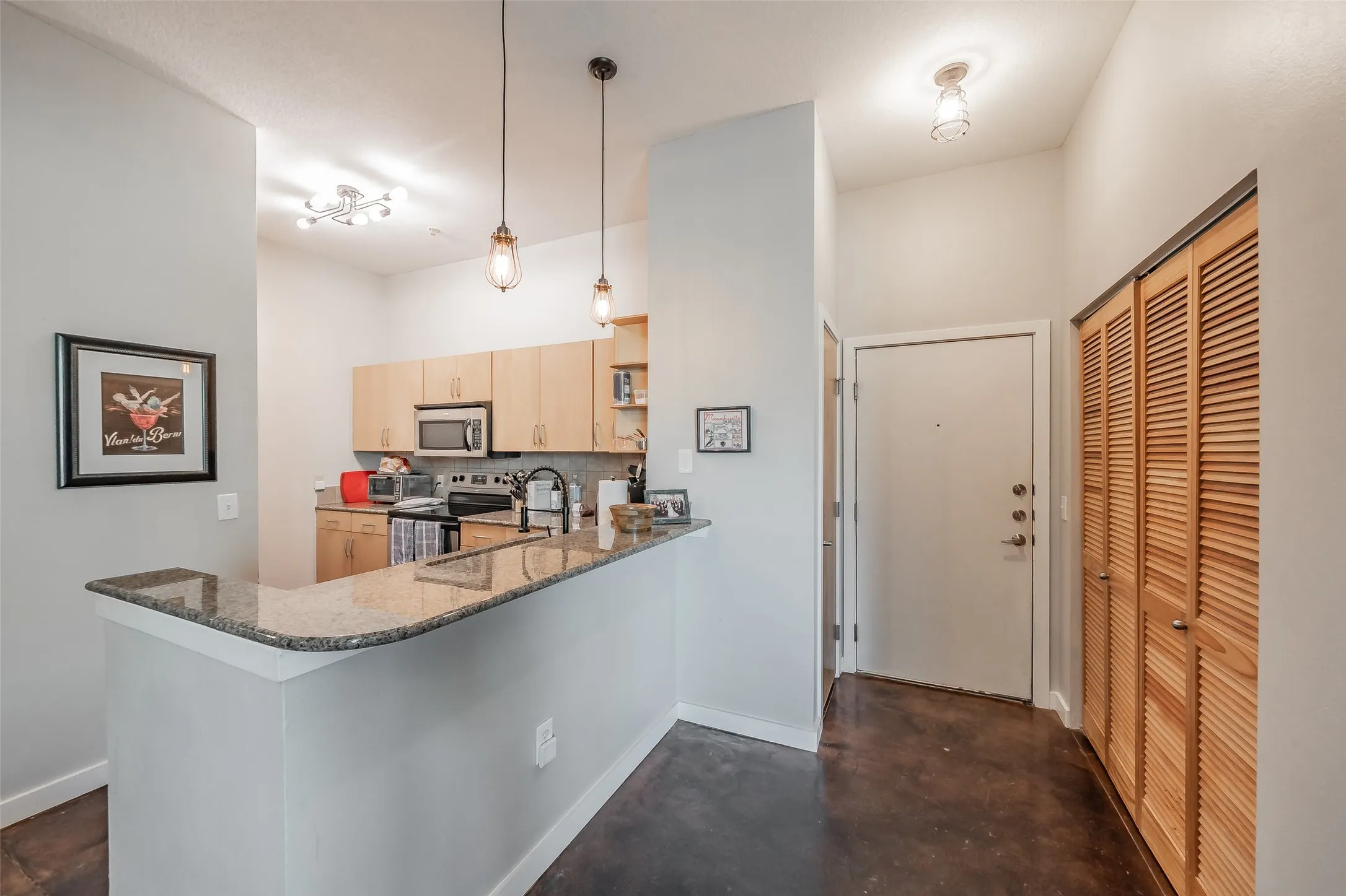 Condominium For Sale in Tarrant County , 201 W Lancaster Avenue 203, Fort Worth, Texas 76102, 2 Bedroom, 2 Bathroom, Garage spaces, 1,066 Sqft, built in 2005, mls#21270612, Real Estate Agent in Fort Worth, Homes For Sale in Tarrant county, Homes For Sale in Fort Worth, Realtor in Fort Worth Texas, Real Estate Brokerage Independent Realty Texas, Luminita Cordes Realtor