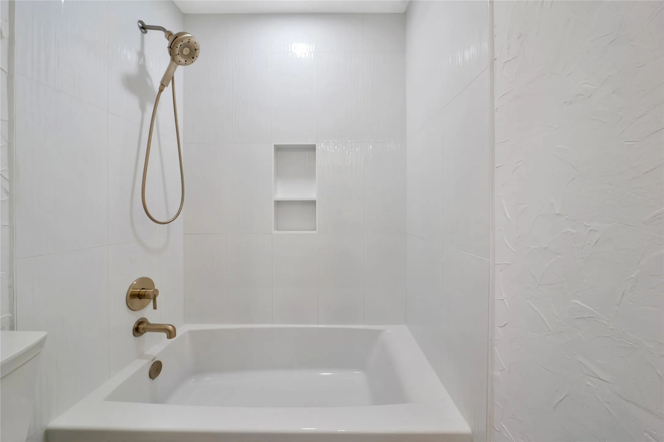 Townhouse For Sale in Tarrant County , 2909 Normandy Court, Euless, Texas 76039, 3 Bedroom, 2 Bathroom, 2 Garage spaces, 1,474 Sqft, built in 1987, mls#21269633, Real Estate Agent in Euless, Homes For Sale in Tarrant county, Homes For Sale in Euless, Realtor in Euless Texas, Real Estate Brokerage Independent Realty Texas, Luminita Cordes Realtor