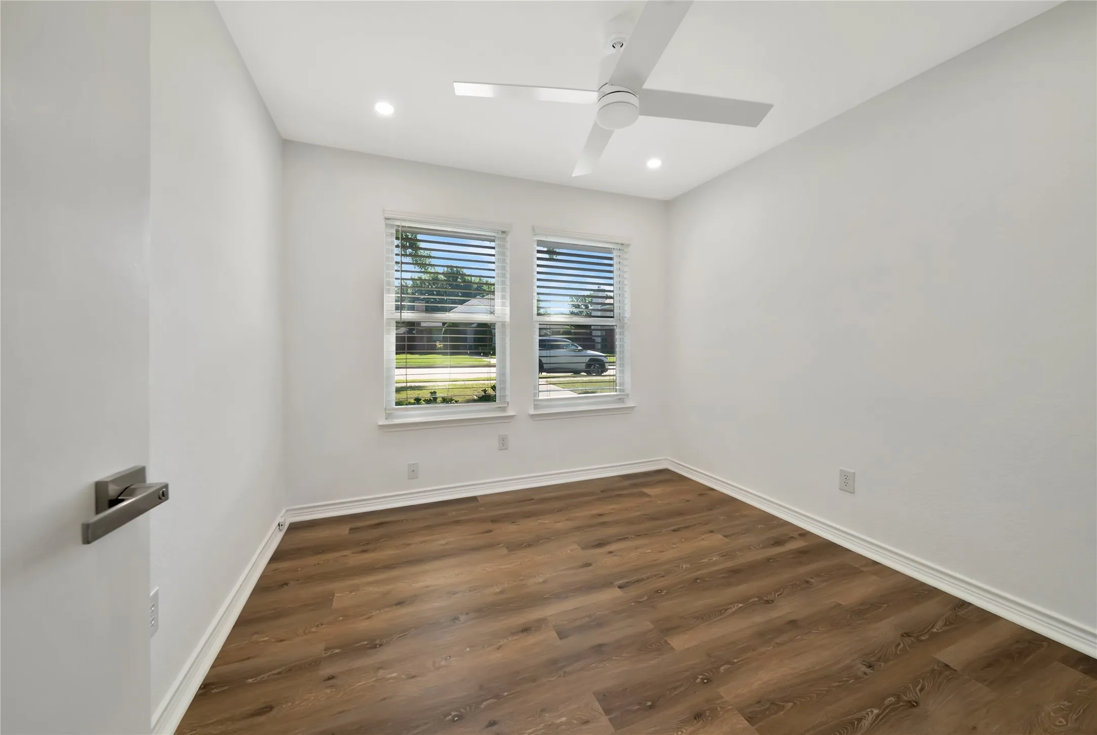 Townhouse For Sale in Tarrant County , 2909 Normandy Court, Euless, Texas 76039, 3 Bedroom, 2 Bathroom, 2 Garage spaces, 1,474 Sqft, built in 1987, mls#21269633, Real Estate Agent in Euless, Homes For Sale in Tarrant county, Homes For Sale in Euless, Realtor in Euless Texas, Real Estate Brokerage Independent Realty Texas, Luminita Cordes Realtor