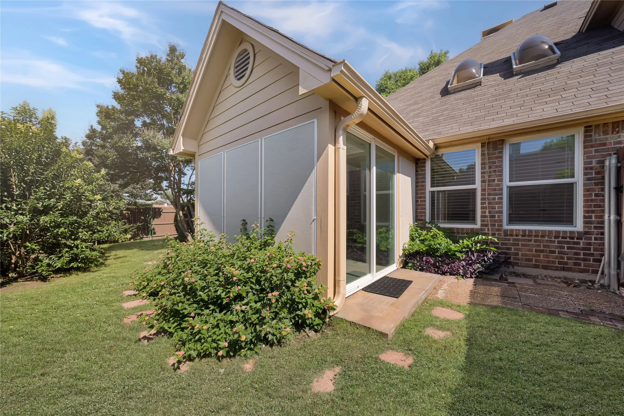 Townhouse For Sale in Tarrant County , 2909 Normandy Court, Euless, Texas 76039, 3 Bedroom, 2 Bathroom, 2 Garage spaces, 1,474 Sqft, built in 1987, mls#21269633, Real Estate Agent in Euless, Homes For Sale in Tarrant county, Homes For Sale in Euless, Realtor in Euless Texas, Real Estate Brokerage Independent Realty Texas, Luminita Cordes Realtor