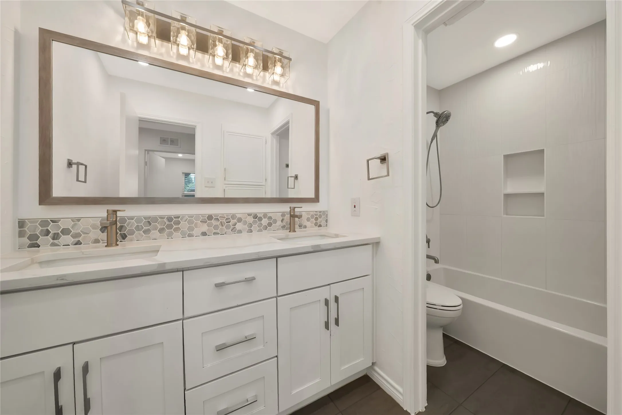 Townhouse For Sale in Tarrant County , 2909 Normandy Court, Euless, Texas 76039, 3 Bedroom, 2 Bathroom, 2 Garage spaces, 1,474 Sqft, built in 1987, mls#21269633, Real Estate Agent in Euless, Homes For Sale in Tarrant county, Homes For Sale in Euless, Realtor in Euless Texas, Real Estate Brokerage Independent Realty Texas, Luminita Cordes Realtor