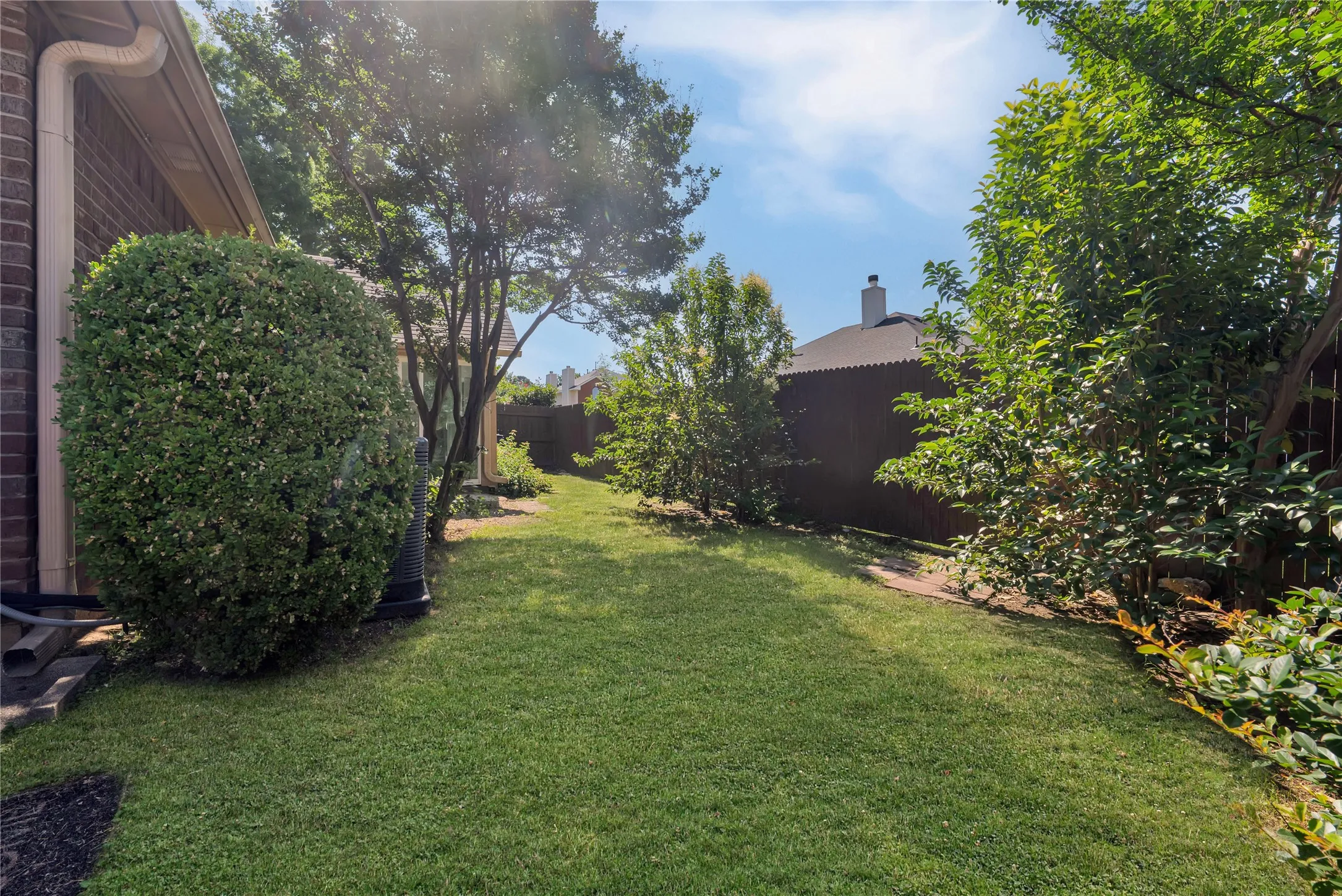 Townhouse For Sale in Tarrant County , 2909 Normandy Court, Euless, Texas 76039, 3 Bedroom, 2 Bathroom, 2 Garage spaces, 1,474 Sqft, built in 1987, mls#21269633, Real Estate Agent in Euless, Homes For Sale in Tarrant county, Homes For Sale in Euless, Realtor in Euless Texas, Real Estate Brokerage Independent Realty Texas, Luminita Cordes Realtor