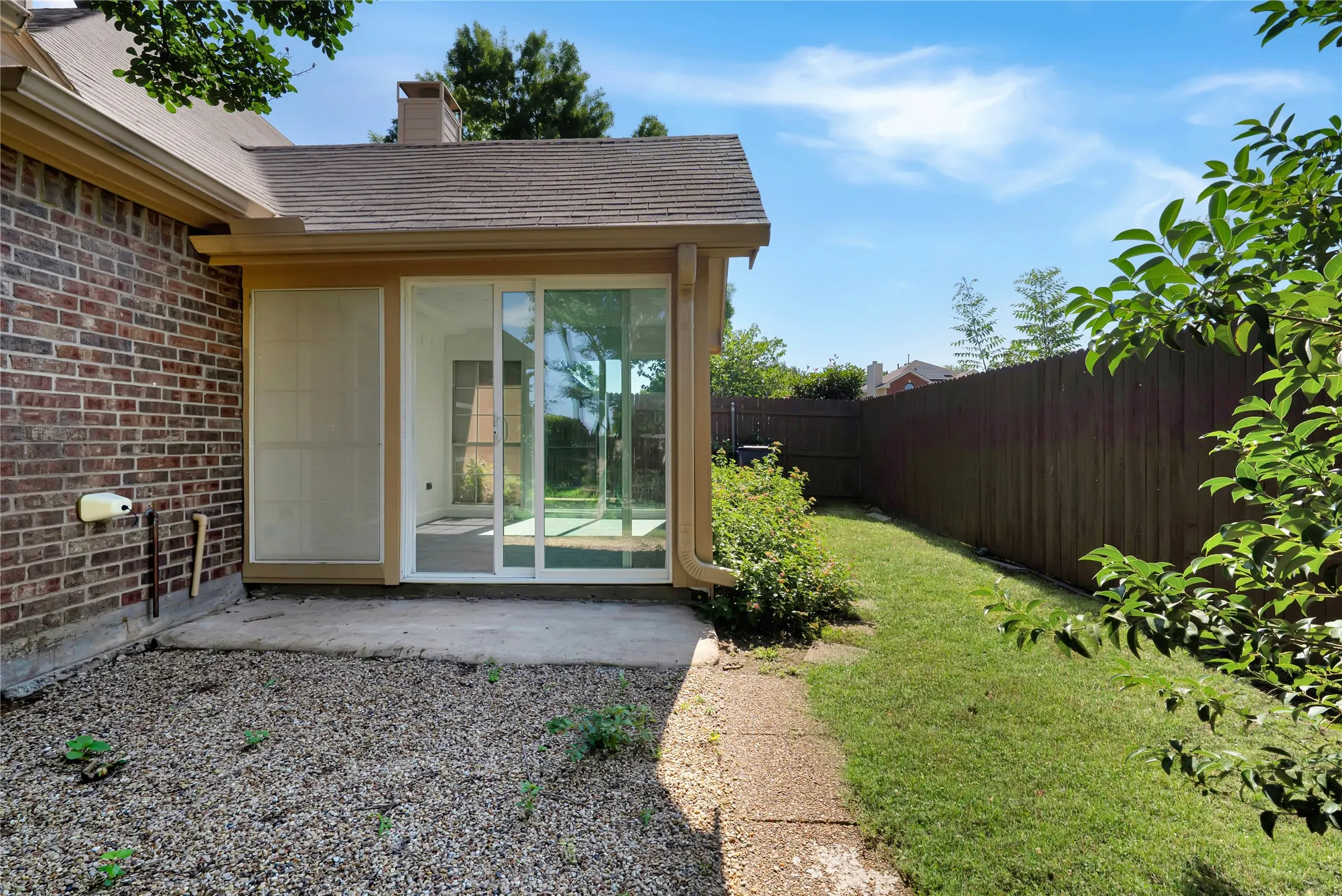 Townhouse For Sale in Tarrant County , 2909 Normandy Court, Euless, Texas 76039, 3 Bedroom, 2 Bathroom, 2 Garage spaces, 1,474 Sqft, built in 1987, mls#21269633, Real Estate Agent in Euless, Homes For Sale in Tarrant county, Homes For Sale in Euless, Realtor in Euless Texas, Real Estate Brokerage Independent Realty Texas, Luminita Cordes Realtor