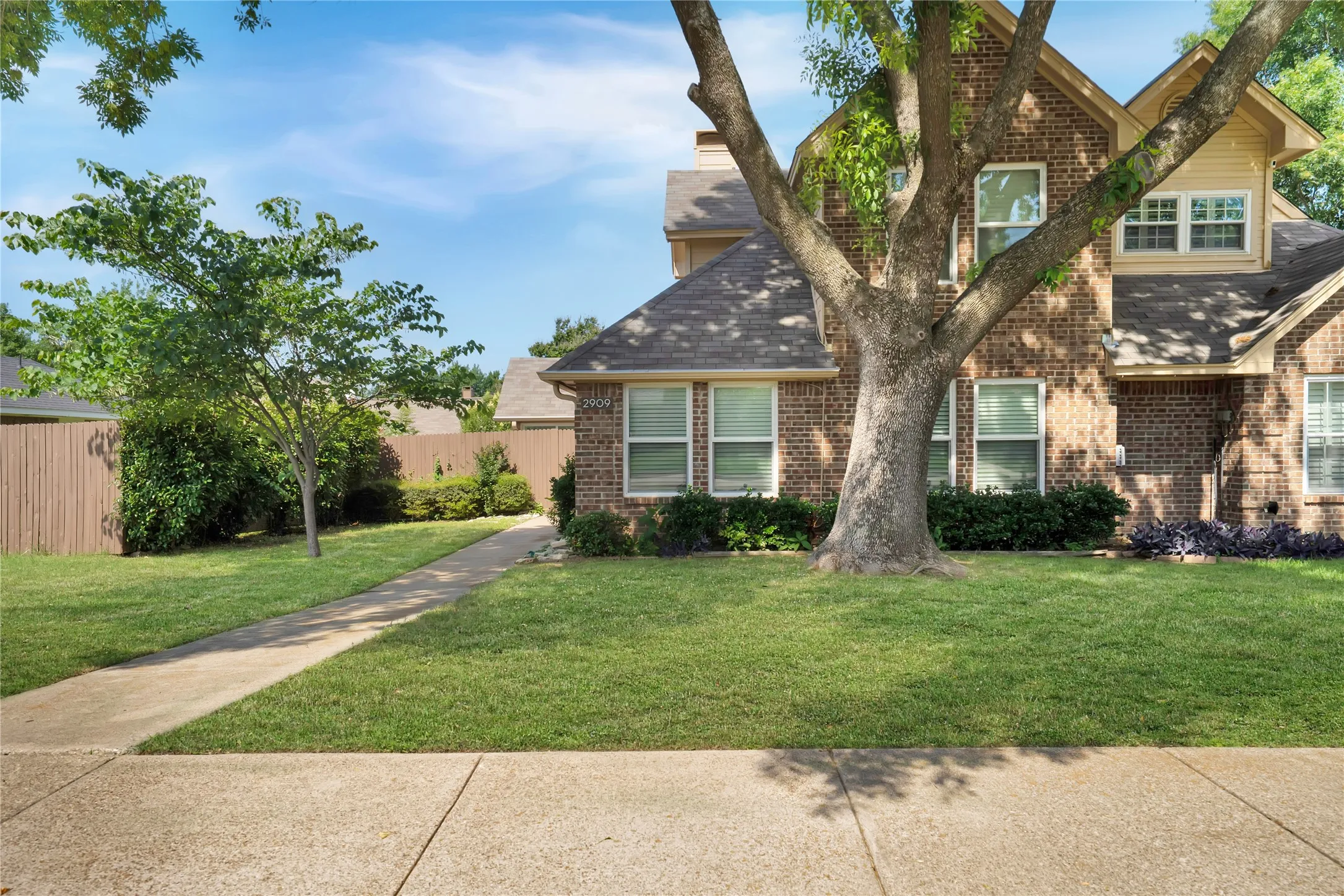 Townhouse For Sale in Tarrant County , 2909 Normandy Court, Euless, Texas 76039, 3 Bedroom, 2 Bathroom, 2 Garage spaces, 1,474 Sqft, built in 1987, mls#21269633, Real Estate Agent in Euless, Homes For Sale in Tarrant county, Homes For Sale in Euless, Realtor in Euless Texas, Real Estate Brokerage Independent Realty Texas, Luminita Cordes Realtor
