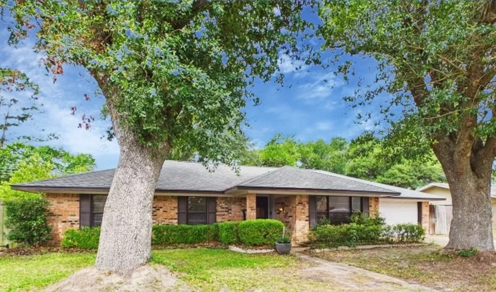 Single Family Residence For Sale in Henderson County , 710 Bunny Rabbit Road, Athens, Texas 75751, 3 Bedroom, 2 Bathroom, 2 Garage spaces, 1,656 Sqft, built in 1974, mls#21270673, Real Estate Agent in Athens, Homes For Sale in Henderson county, Homes For Sale in Athens, Realtor in Athens Texas, Real Estate Brokerage Independent Realty Texas, Luminita Cordes Realtor