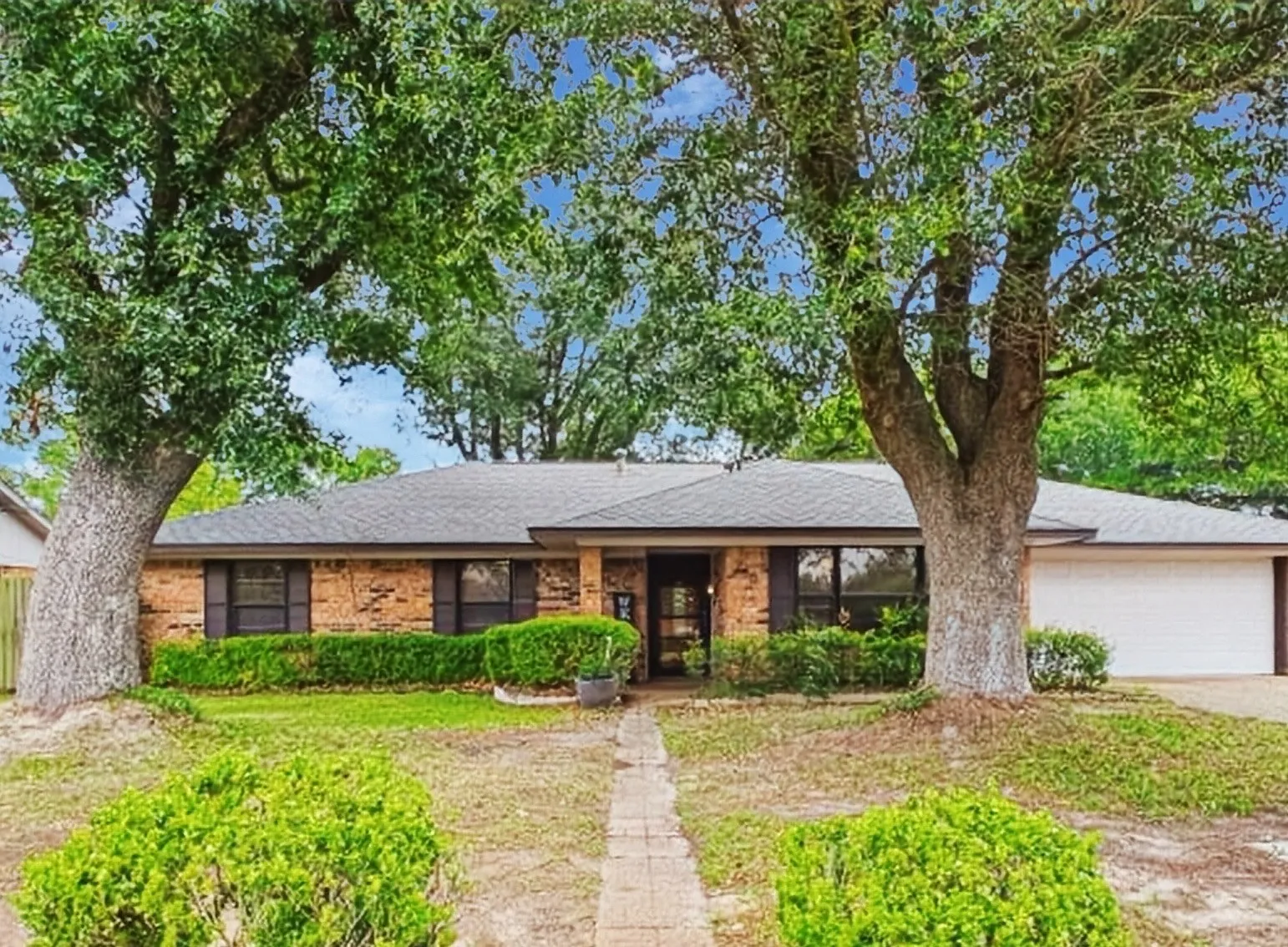 Single Family Residence For Sale in Henderson County , 710 Bunny Rabbit Road, Athens, Texas 75751, 3 Bedroom, 2 Bathroom, 2 Garage spaces, 1,656 Sqft, built in 1974, mls#21270673, Real Estate Agent in Athens, Homes For Sale in Henderson county, Homes For Sale in Athens, Realtor in Athens Texas, Real Estate Brokerage Independent Realty Texas, Luminita Cordes Realtor