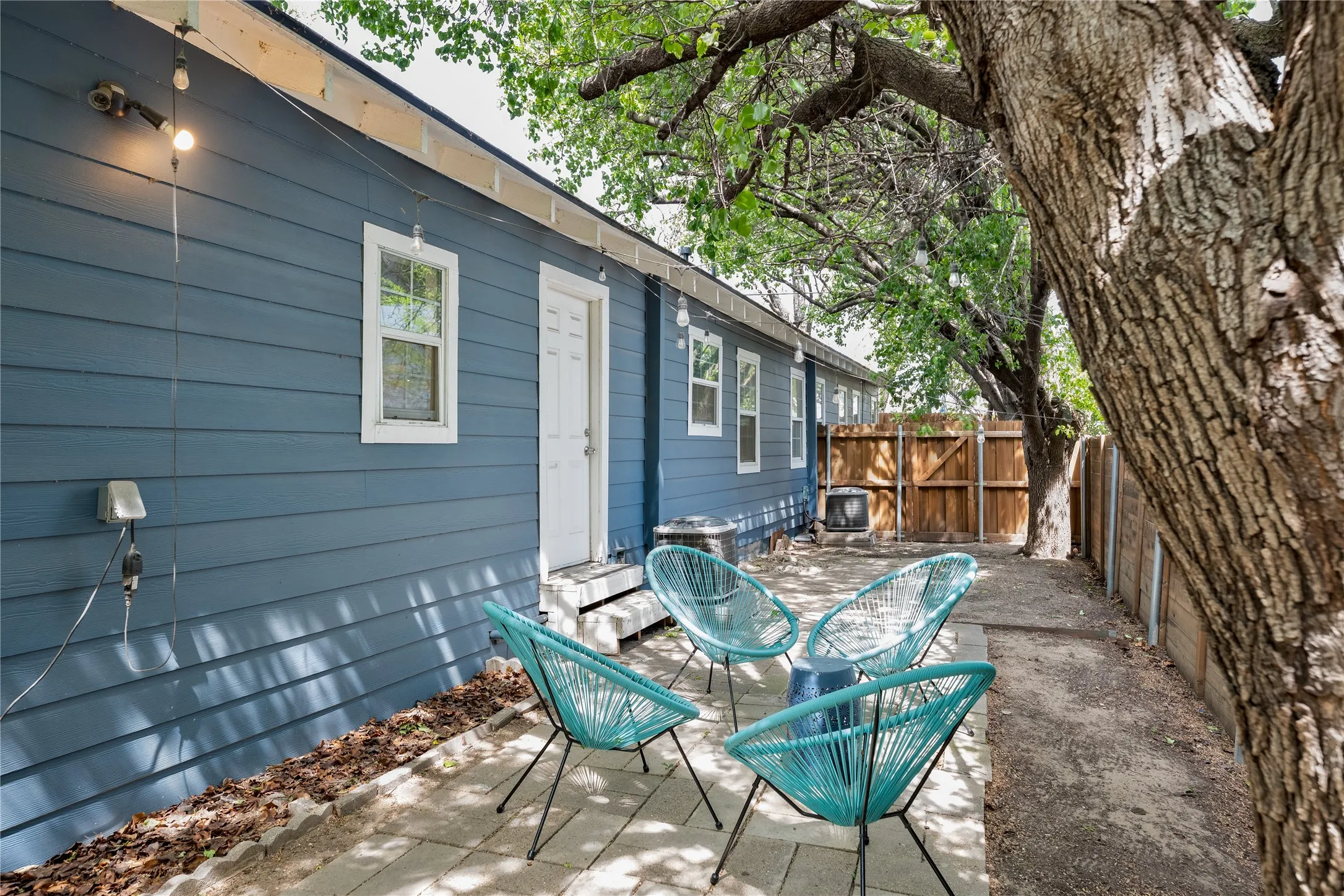 Duplex For Sale in Dallas County , 112 N Adams Avenue, Dallas, Texas 75208, 5 Bedroom, 2 Bathroom, Garage spaces, 2,088 Sqft, built in 1945, mls#21267883, Real Estate Agent in Dallas, Homes For Sale in Dallas county, Homes For Sale in Dallas, Realtor in Dallas Texas, Real Estate Brokerage Independent Realty Texas, Luminita Cordes Realtor