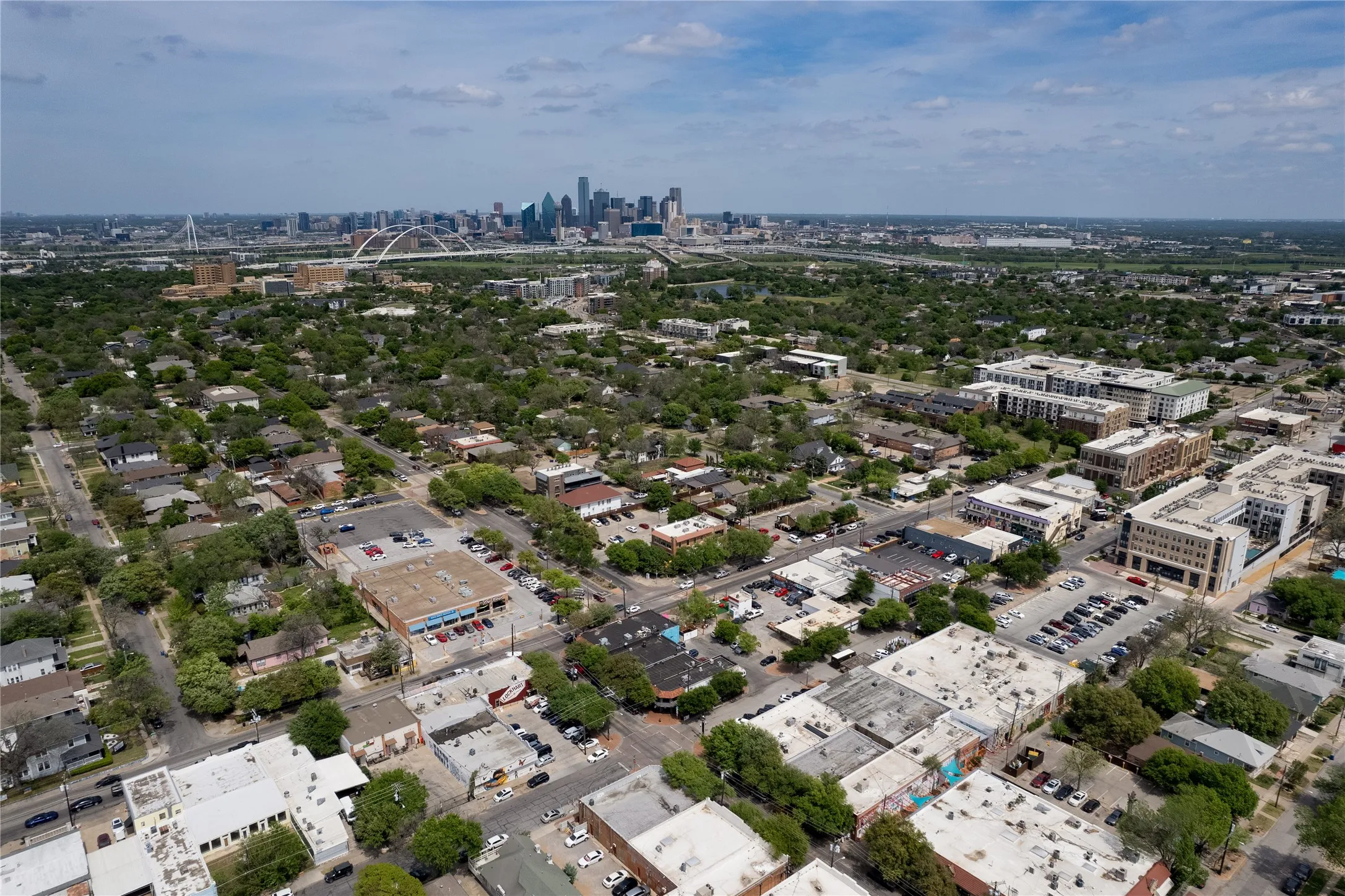 Duplex For Sale in Dallas County , 112 N Adams Avenue, Dallas, Texas 75208, 5 Bedroom, 2 Bathroom, Garage spaces, 2,088 Sqft, built in 1945, mls#21267883, Real Estate Agent in Dallas, Homes For Sale in Dallas county, Homes For Sale in Dallas, Realtor in Dallas Texas, Real Estate Brokerage Independent Realty Texas, Luminita Cordes Realtor