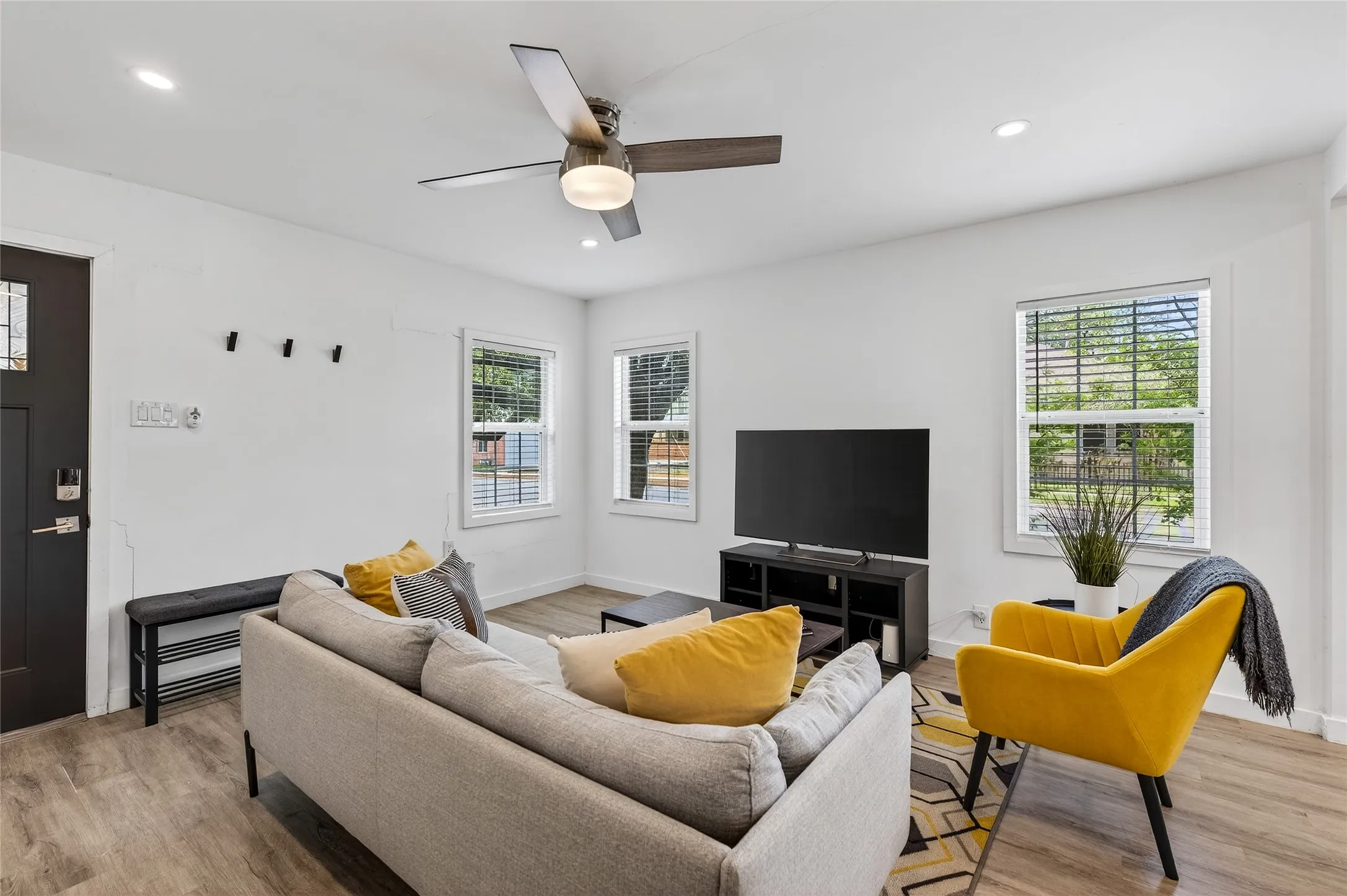Duplex For Sale in Dallas County , 112 N Adams Avenue, Dallas, Texas 75208, 5 Bedroom, 2 Bathroom, Garage spaces, 2,088 Sqft, built in 1945, mls#21267883, Real Estate Agent in Dallas, Homes For Sale in Dallas county, Homes For Sale in Dallas, Realtor in Dallas Texas, Real Estate Brokerage Independent Realty Texas, Luminita Cordes Realtor