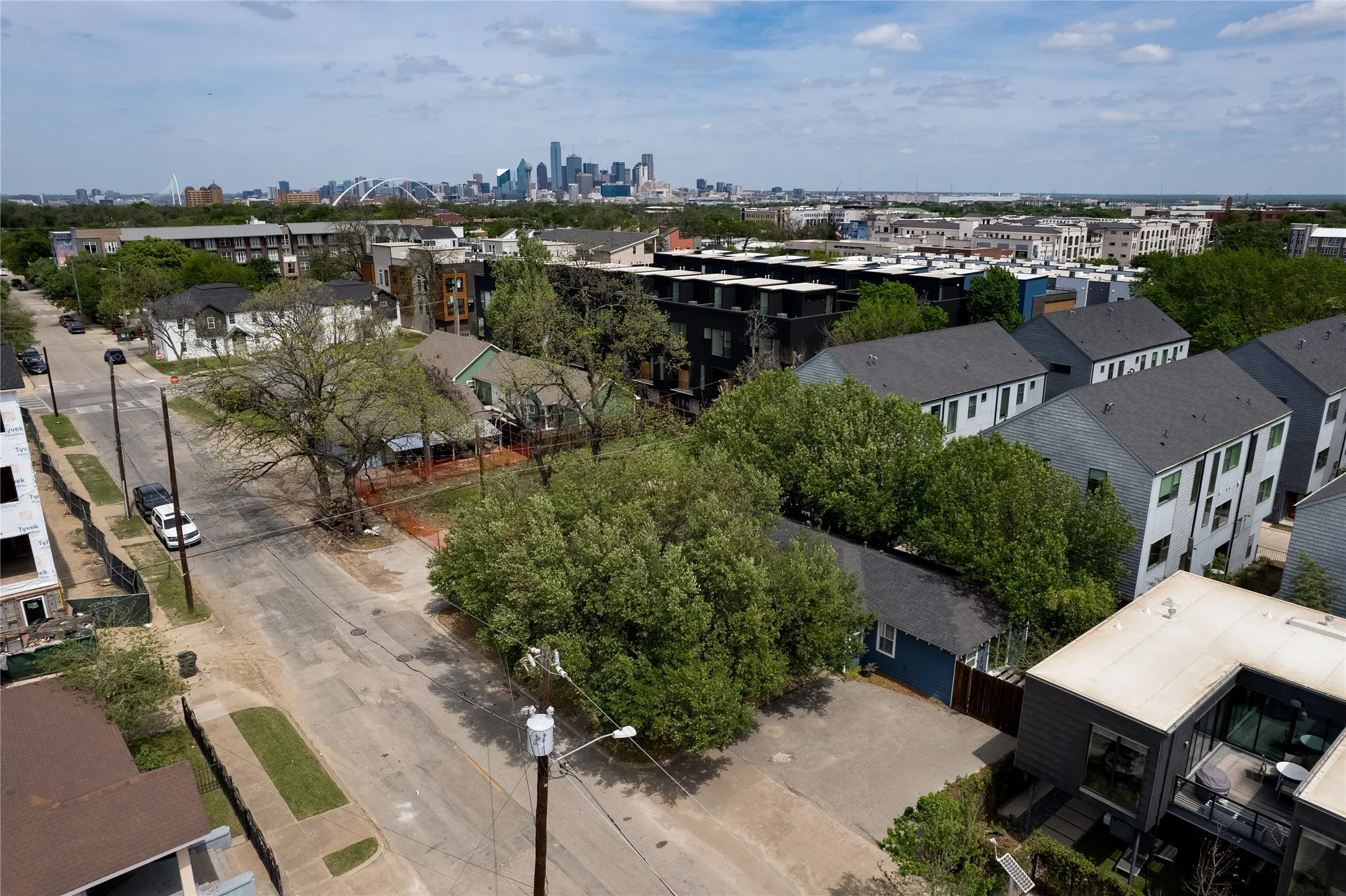 Duplex For Sale in Dallas County , 112 N Adams Avenue, Dallas, Texas 75208, 5 Bedroom, 2 Bathroom, Garage spaces, 2,088 Sqft, built in 1945, mls#21267883, Real Estate Agent in Dallas, Homes For Sale in Dallas county, Homes For Sale in Dallas, Realtor in Dallas Texas, Real Estate Brokerage Independent Realty Texas, Luminita Cordes Realtor