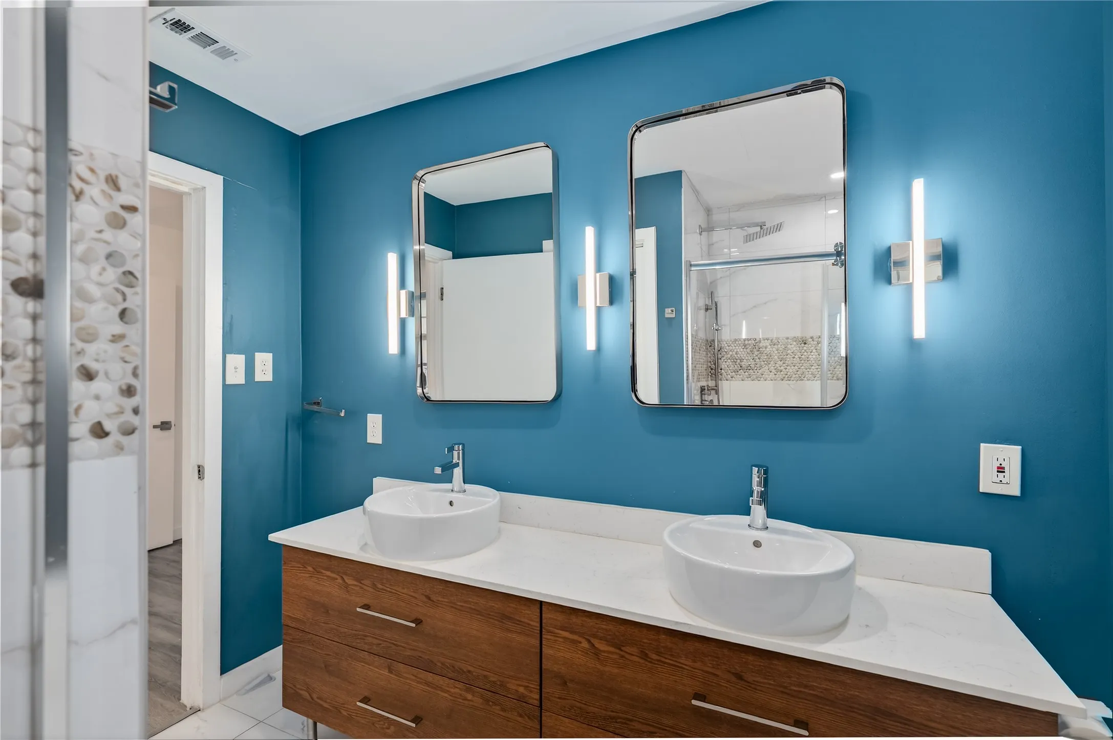 Duplex For Sale in Dallas County , 112 N Adams Avenue, Dallas, Texas 75208, 5 Bedroom, 2 Bathroom, Garage spaces, 2,088 Sqft, built in 1945, mls#21267883, Real Estate Agent in Dallas, Homes For Sale in Dallas county, Homes For Sale in Dallas, Realtor in Dallas Texas, Real Estate Brokerage Independent Realty Texas, Luminita Cordes Realtor